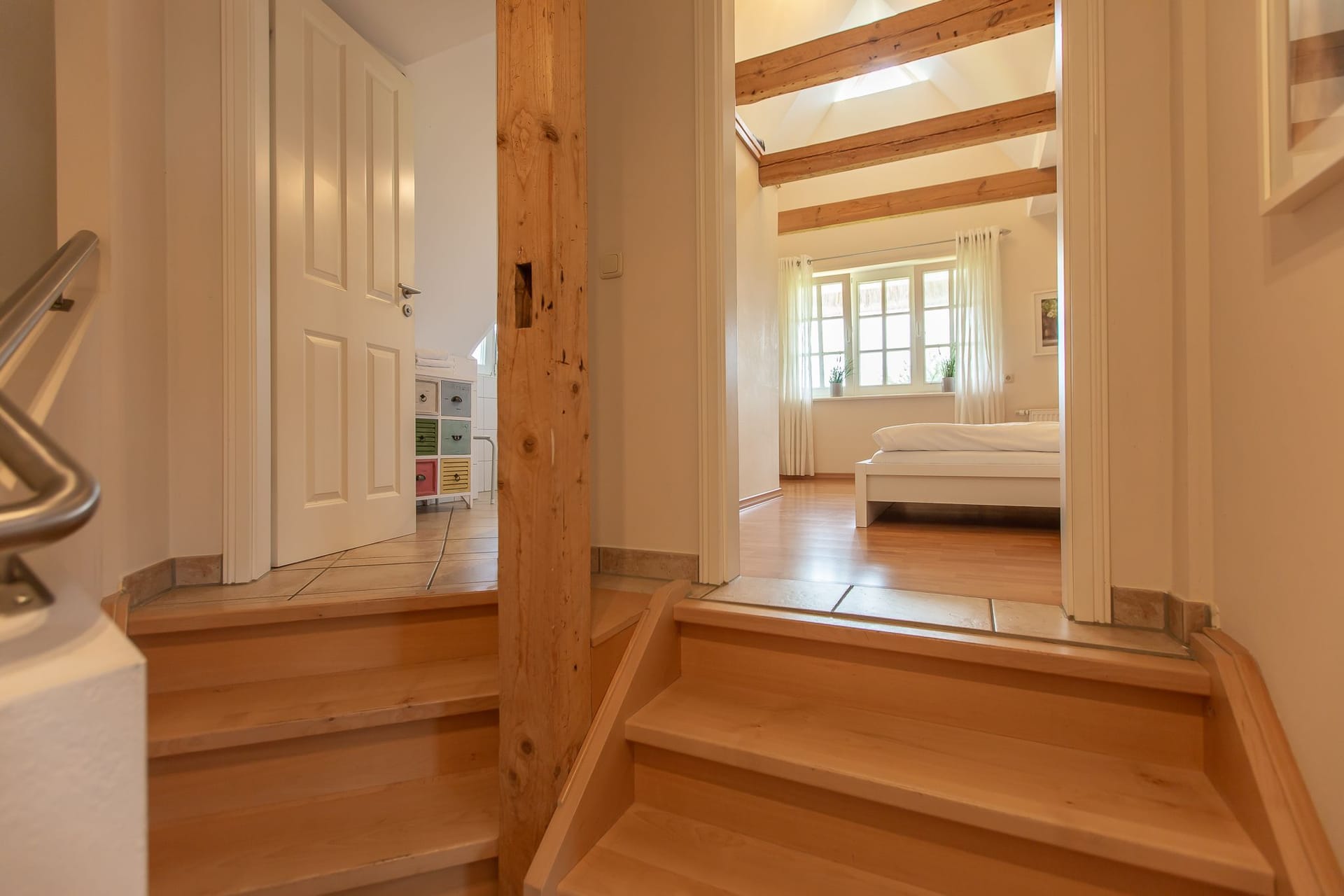 Eingang zum Schlafzimmer mit Holzdecken.
