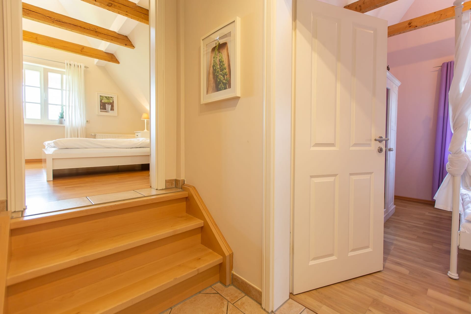 Schlafzimmer mit Holzdecke und zwei Betten