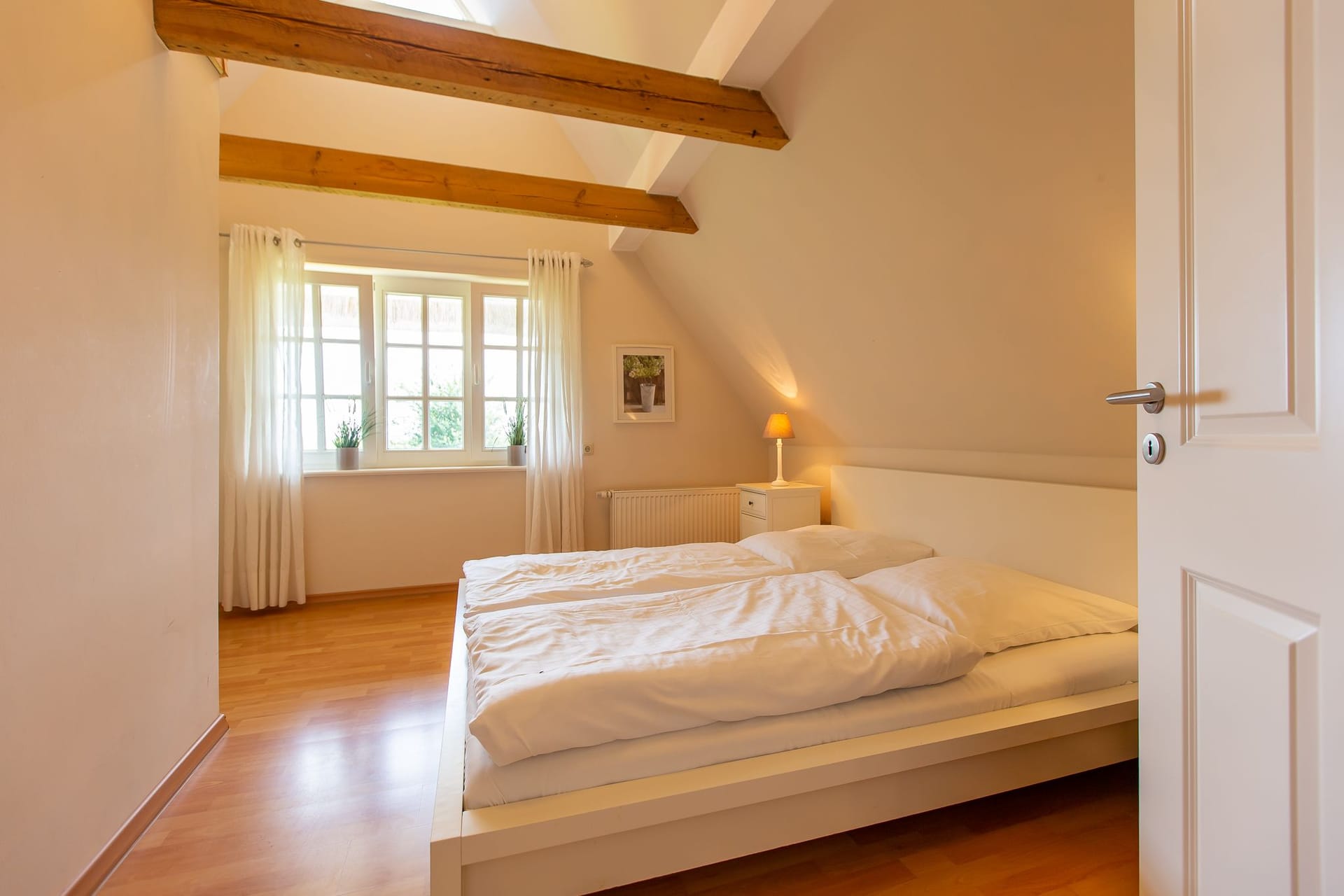 Schlafzimmer mit Doppelbett und Fenster