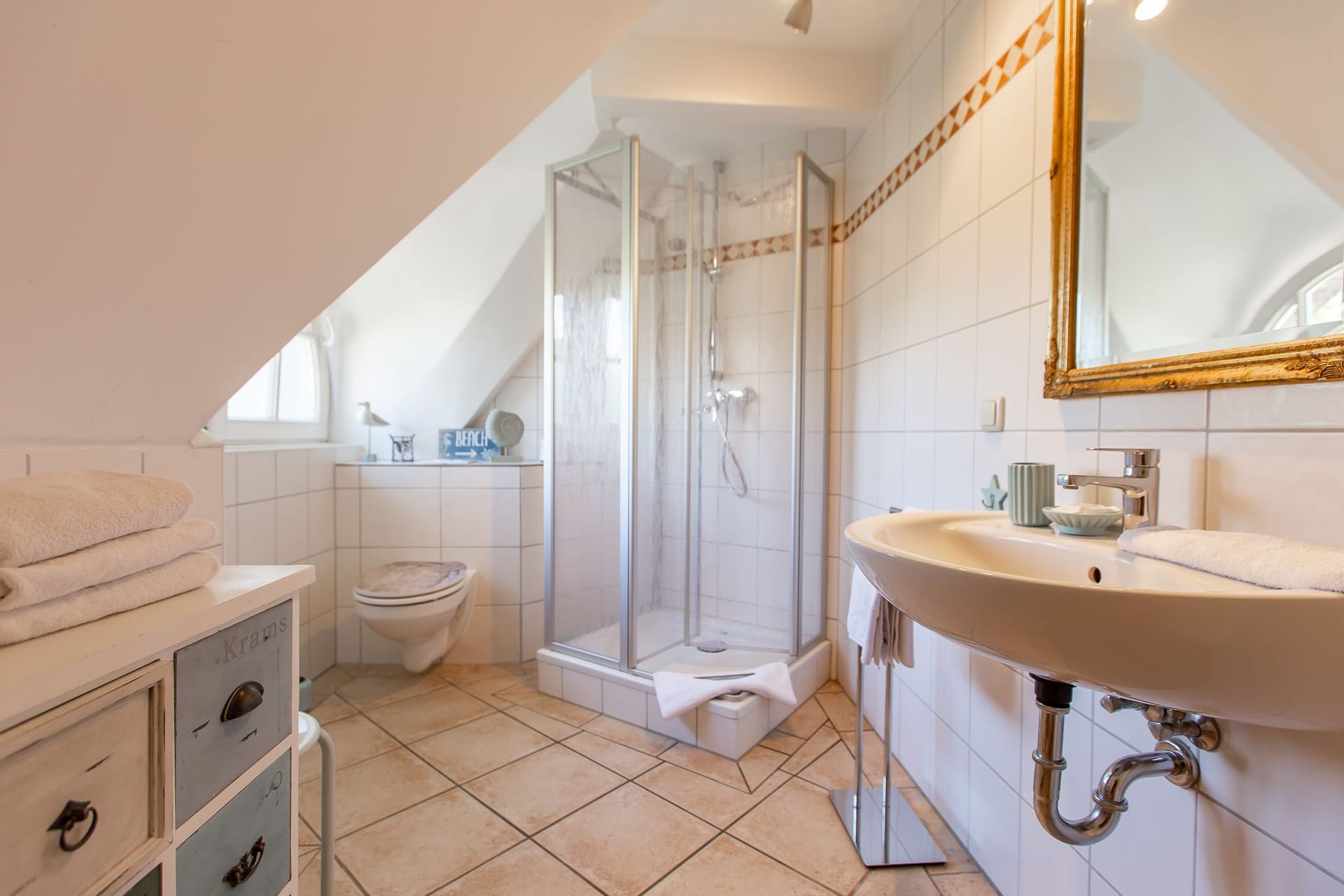 Helles Badezimmer mit Dusche und Waschbecken