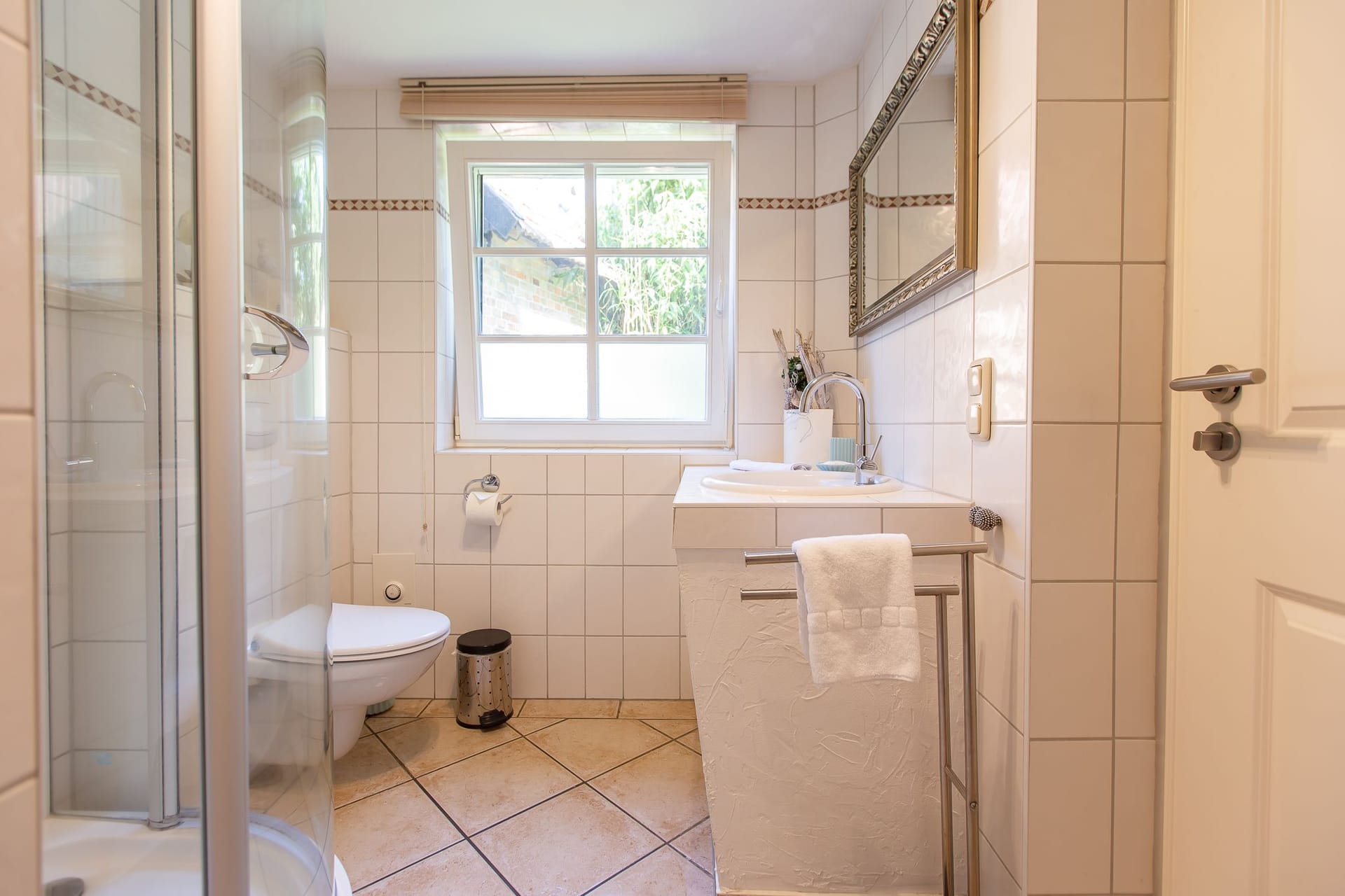 Helles Badezimmer mit Dusche und Waschbecken