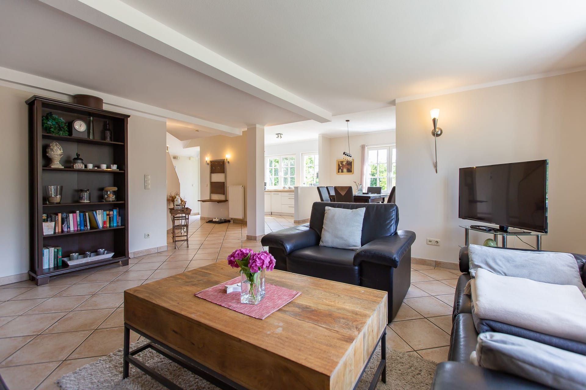 Helles Wohnzimmer mit Sofa und Fernseher