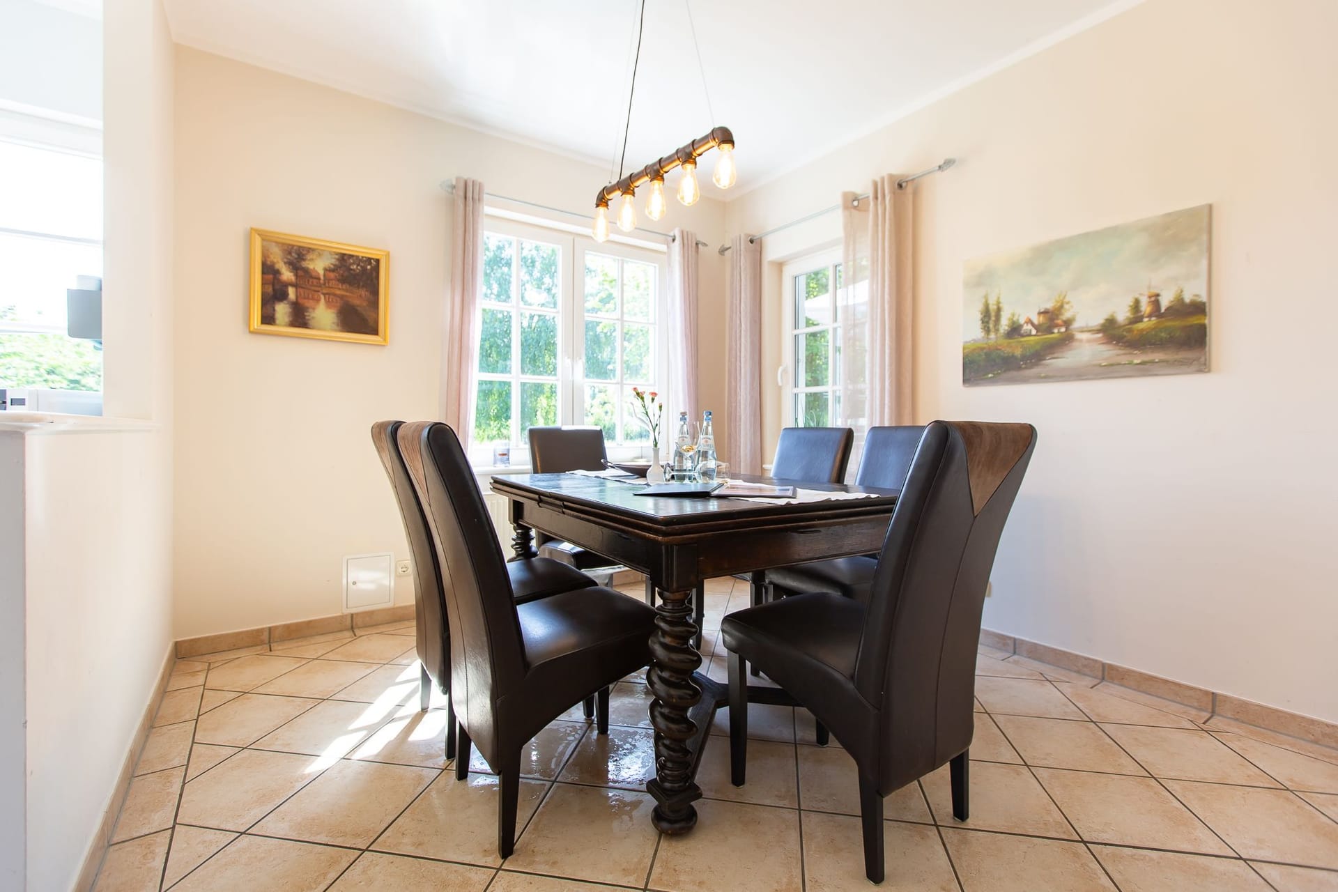 Essbereich mit Hexagon-Tisch und eleganten Stühlen