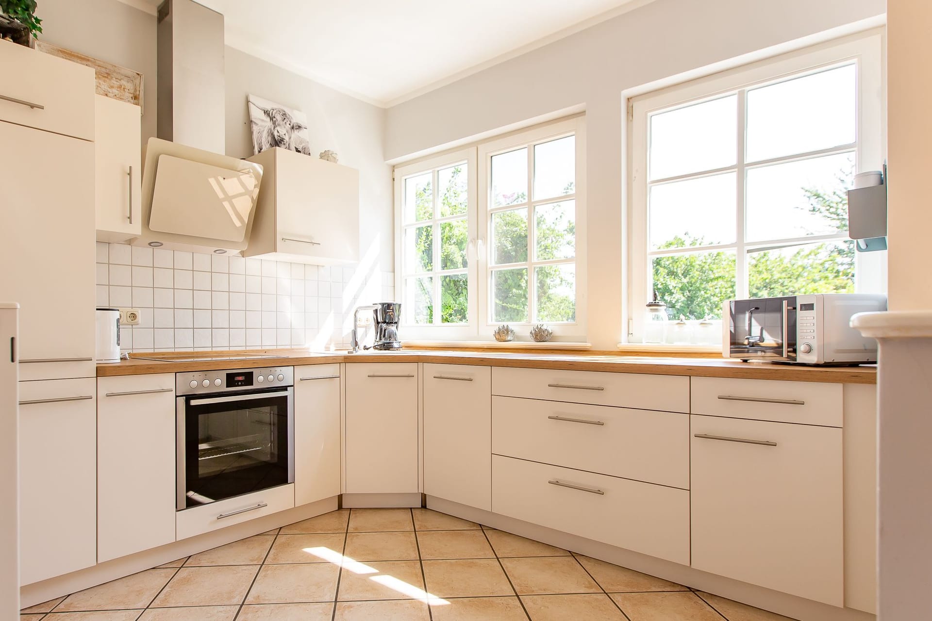 Helle moderne Küche mit Kochfeld und Fenstern