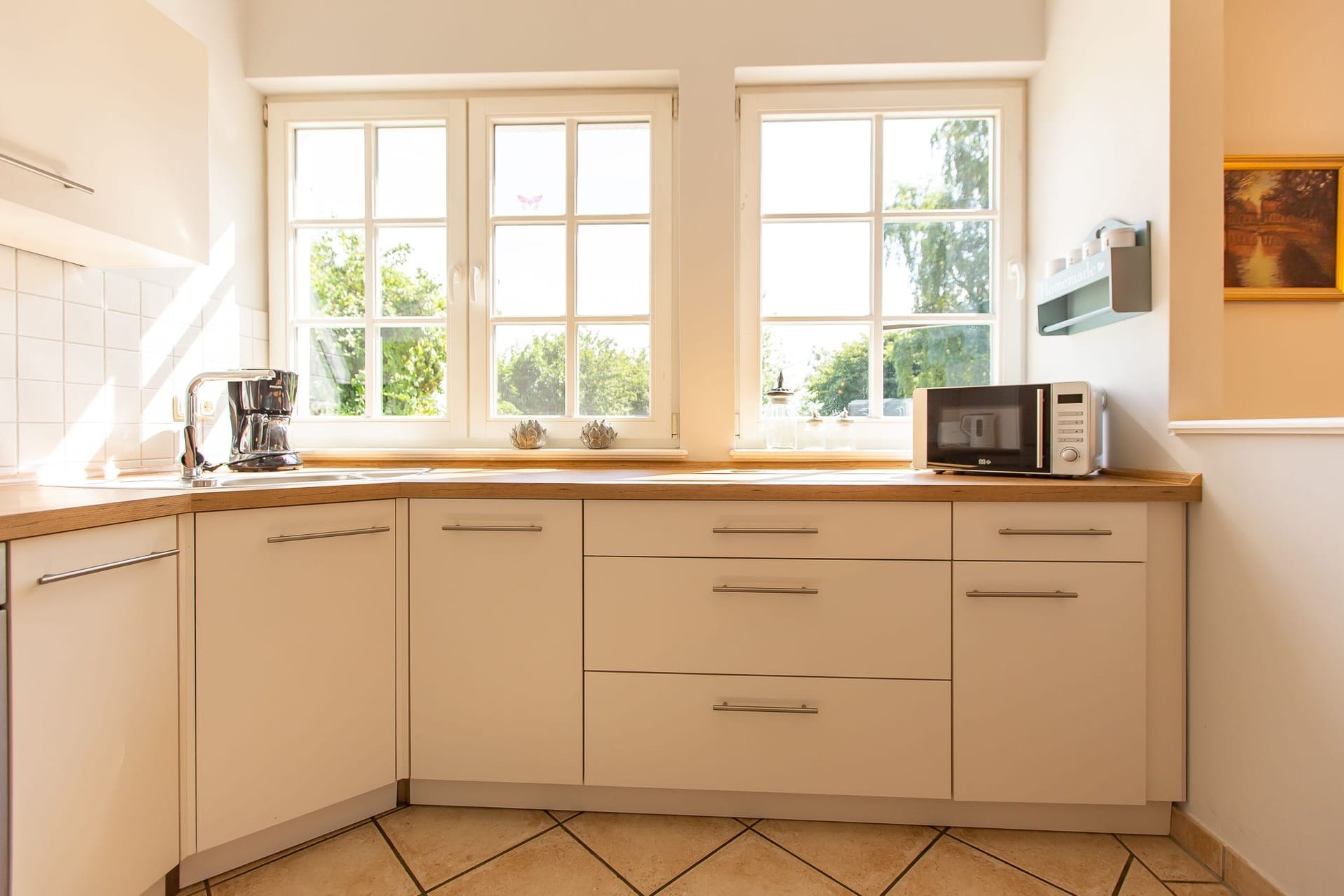 Helle Küche mit modernen Geräten und Fenster