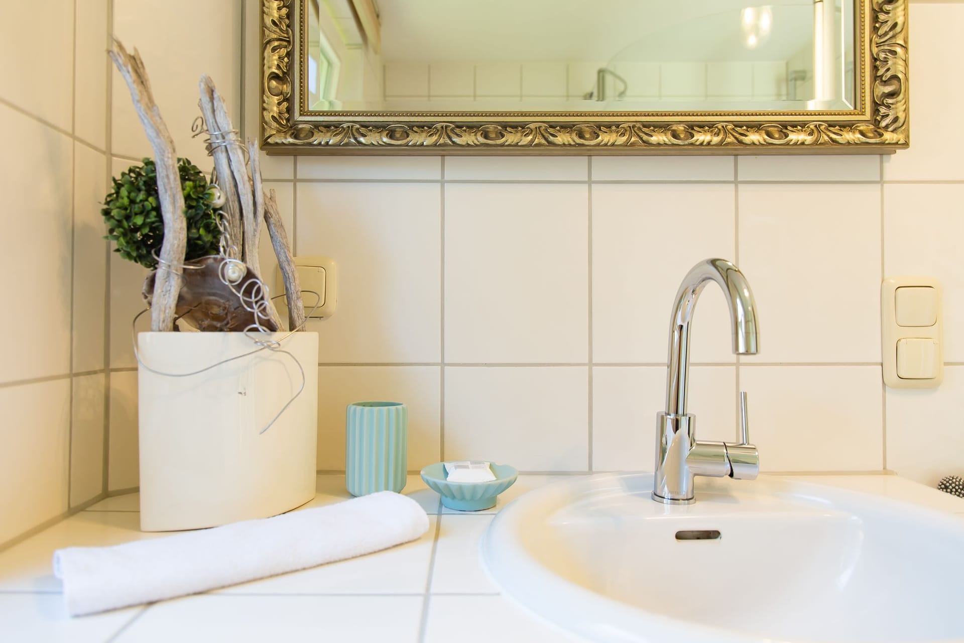 Modernes Badezimmer mit Waschbecken und Spiegel