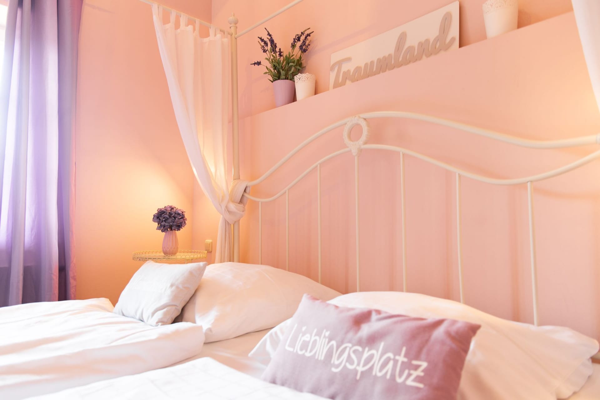 Helles Schlafzimmer mit romantischem Flair