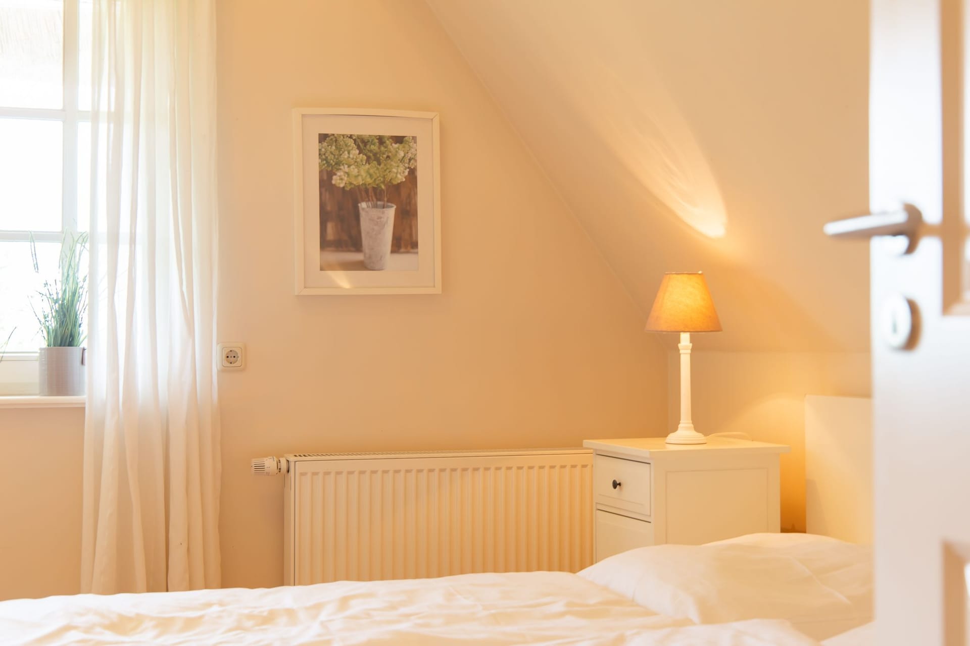 Gemütliches Schlafzimmer mit weißem Bett