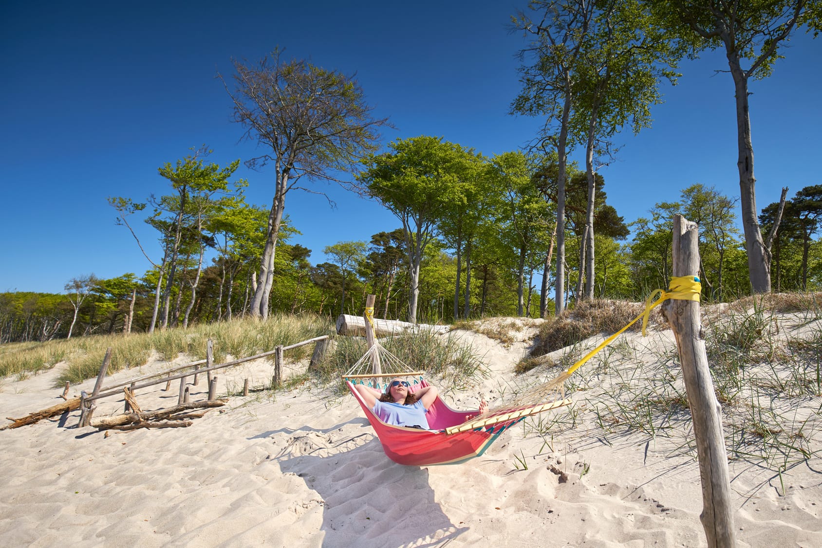 Frau in der Hängematte am Strand.