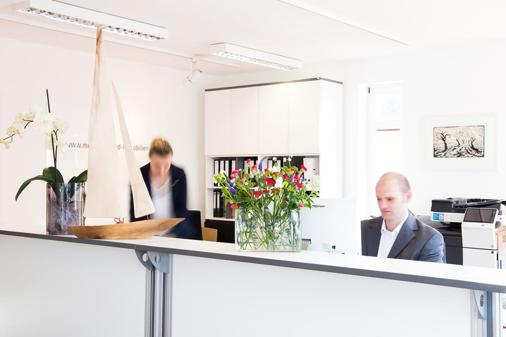 Büromitarbeiter bei der Arbeit an den Schreibtischen.