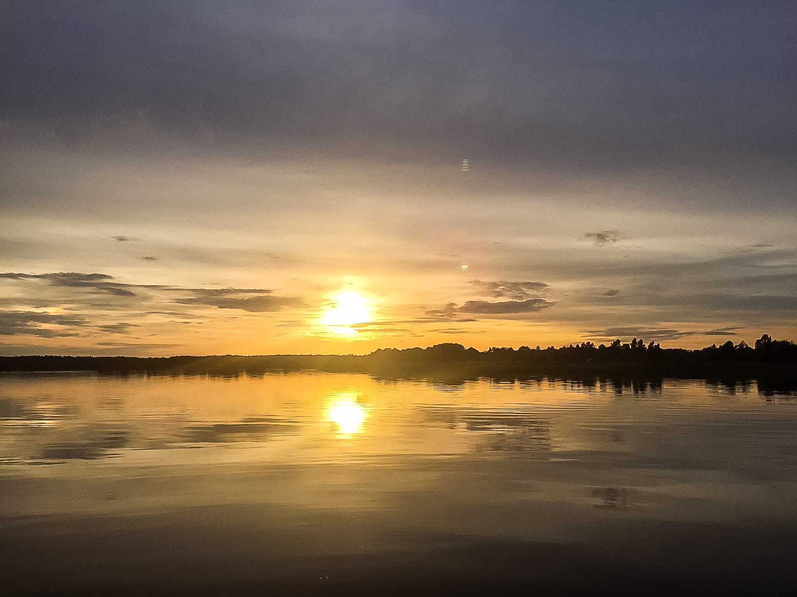 Sonnenuntergang vom Wasser aus.