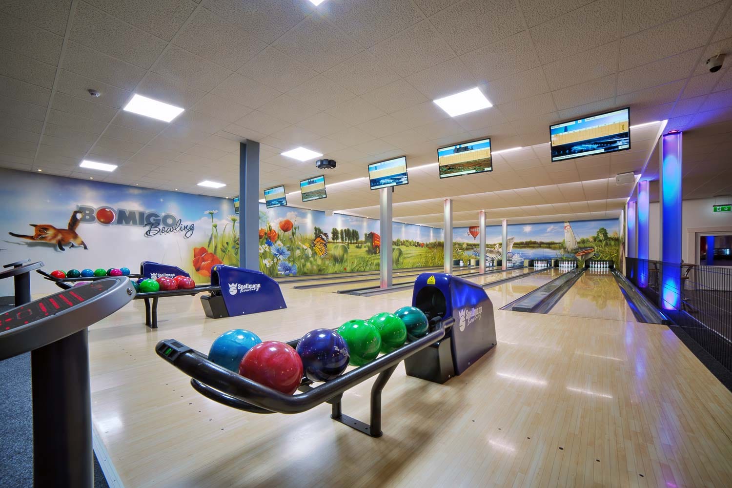 Bowlingbahn, Blick auf das Regal mit Kugeln und die Bahnen.