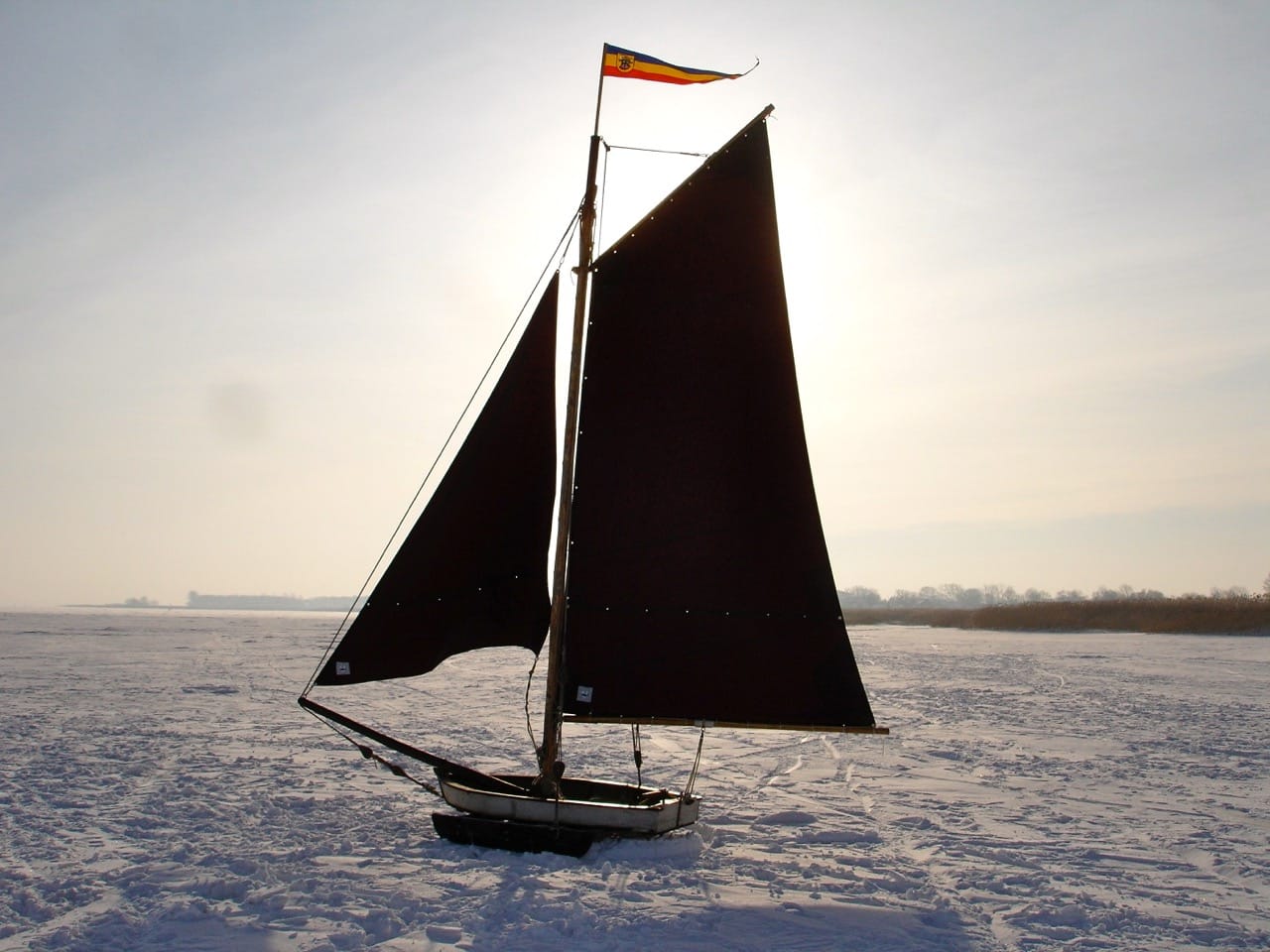 Eissegelboot auf dem zugefrorenen Hafen.