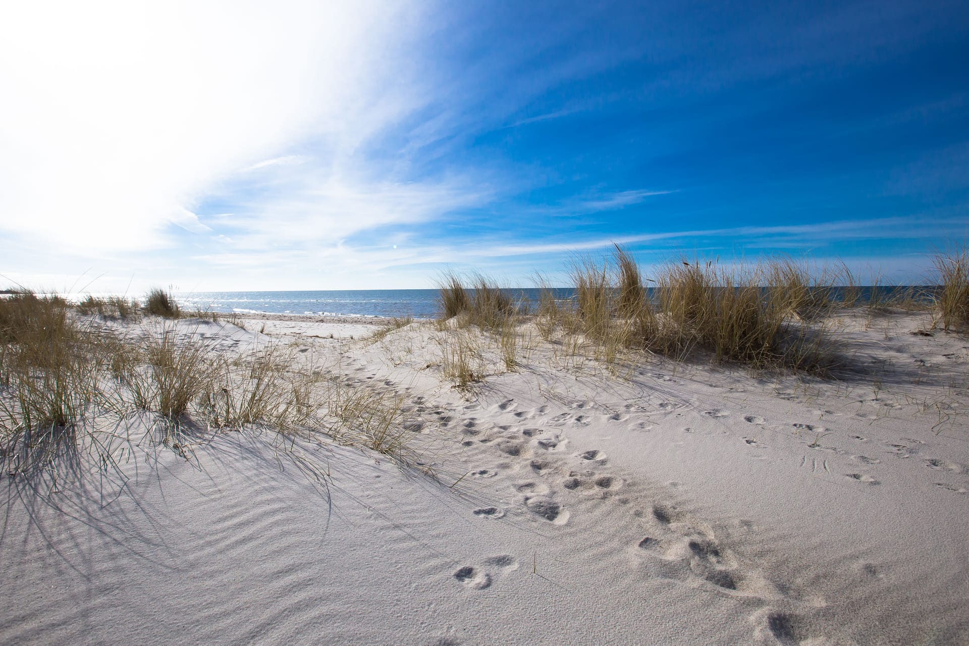 Düne und Strand, blauer Himmel.