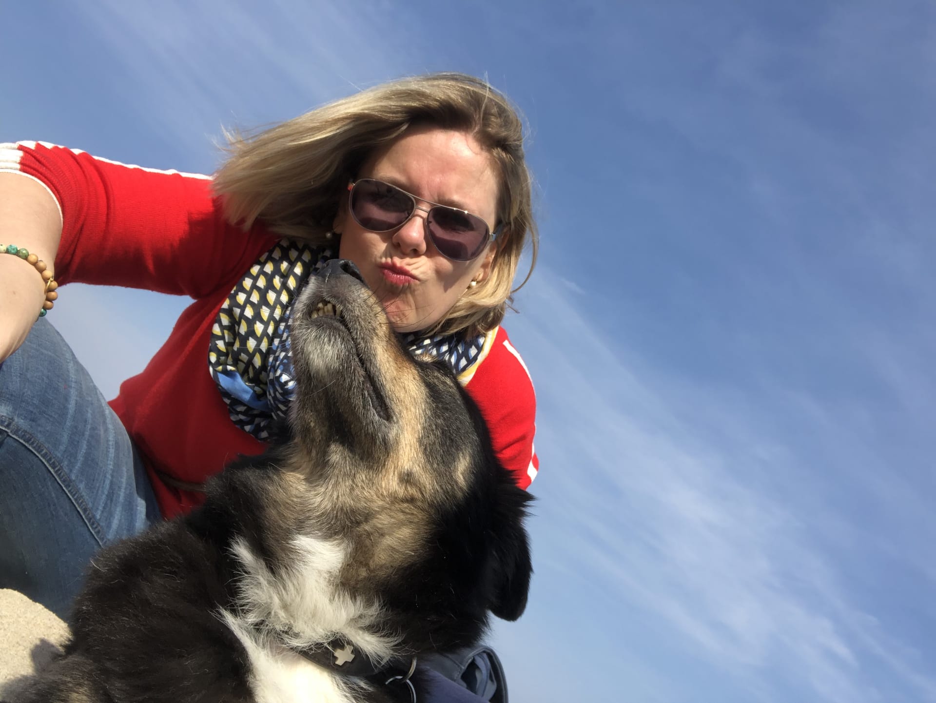 Eine Frau mit ihrem Hund, nah beieinander.
