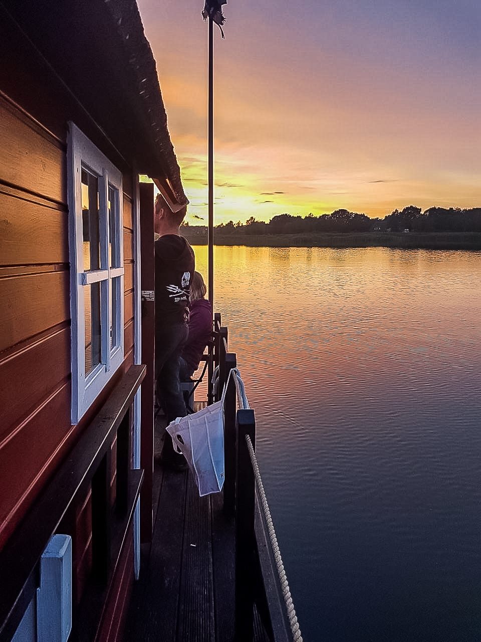 Blick vom Floß auf das Wasser und den Sonnenuntergang.