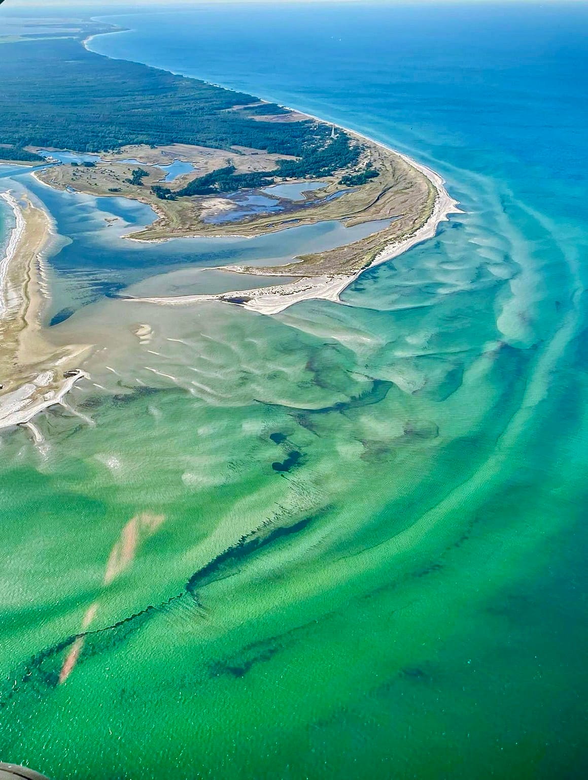 Luftaufnahme der Halbinsel Fischland-Darß mit Bodden und Ostseeküste