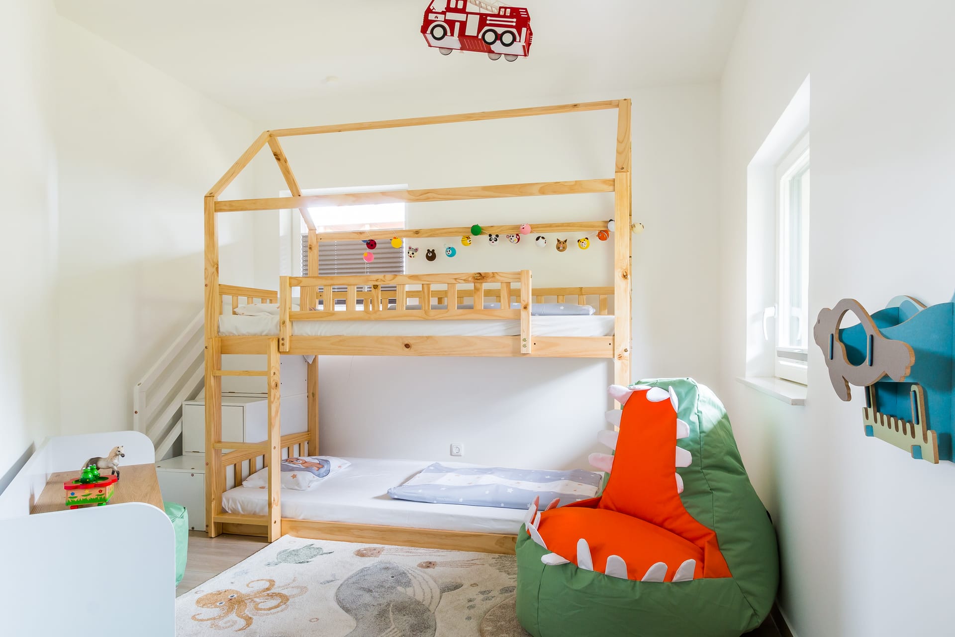 Kinderzimmer mit Etagenbett, Spielzeug und gemütlicher Einrichtung für Familienurlaub