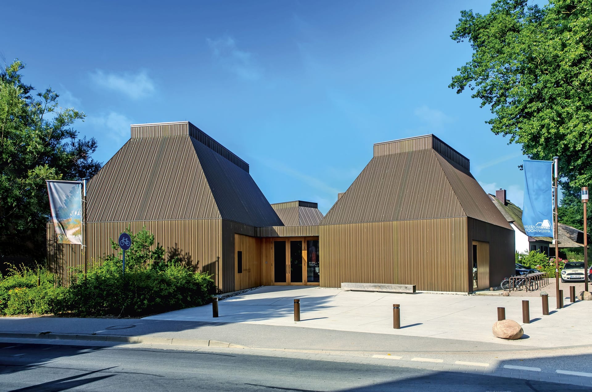 Außenansicht des Kunstmuseums Ahrenshoop mit moderner Architektur.