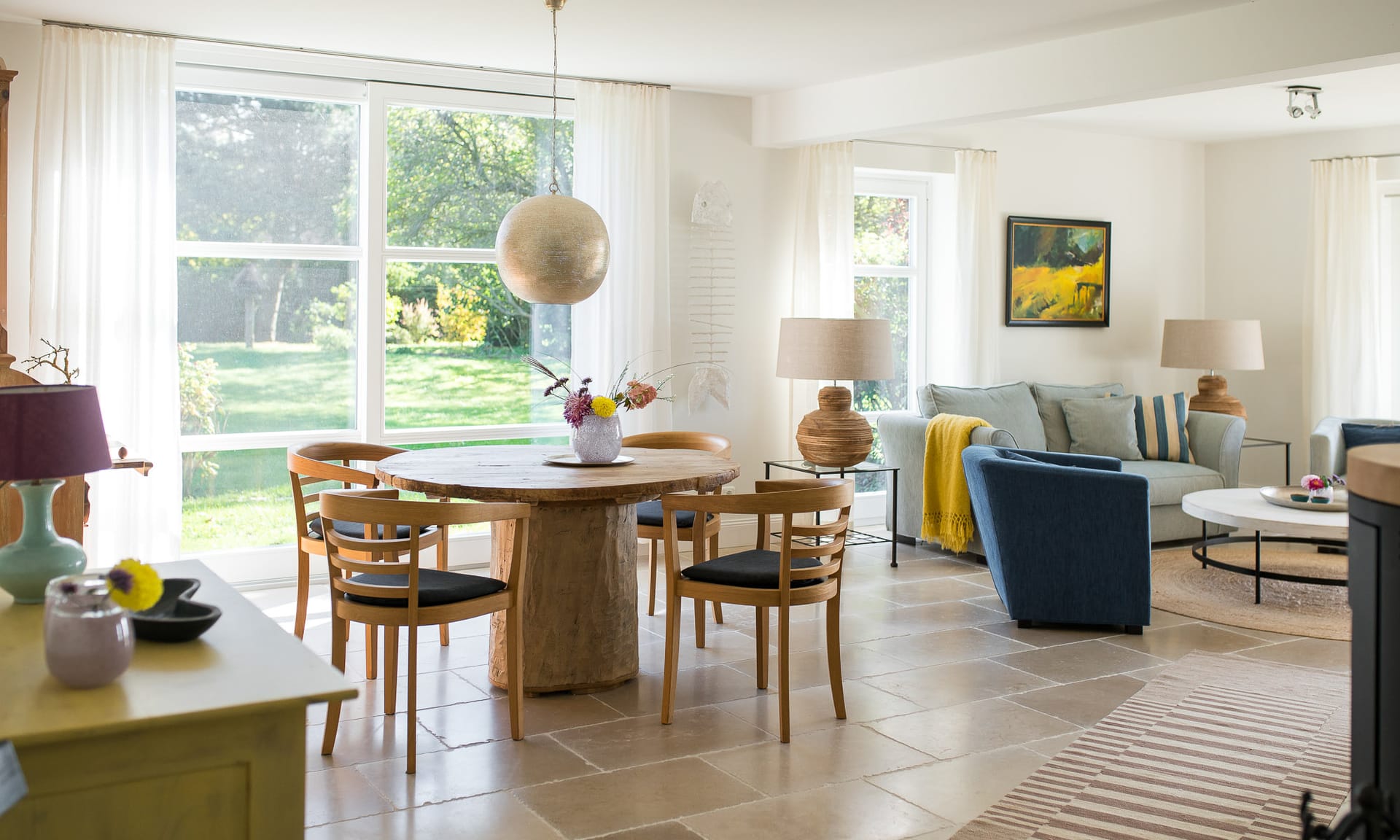 Heller Wohn- und Essbereich mit Gartenblick in Ferienwohnung