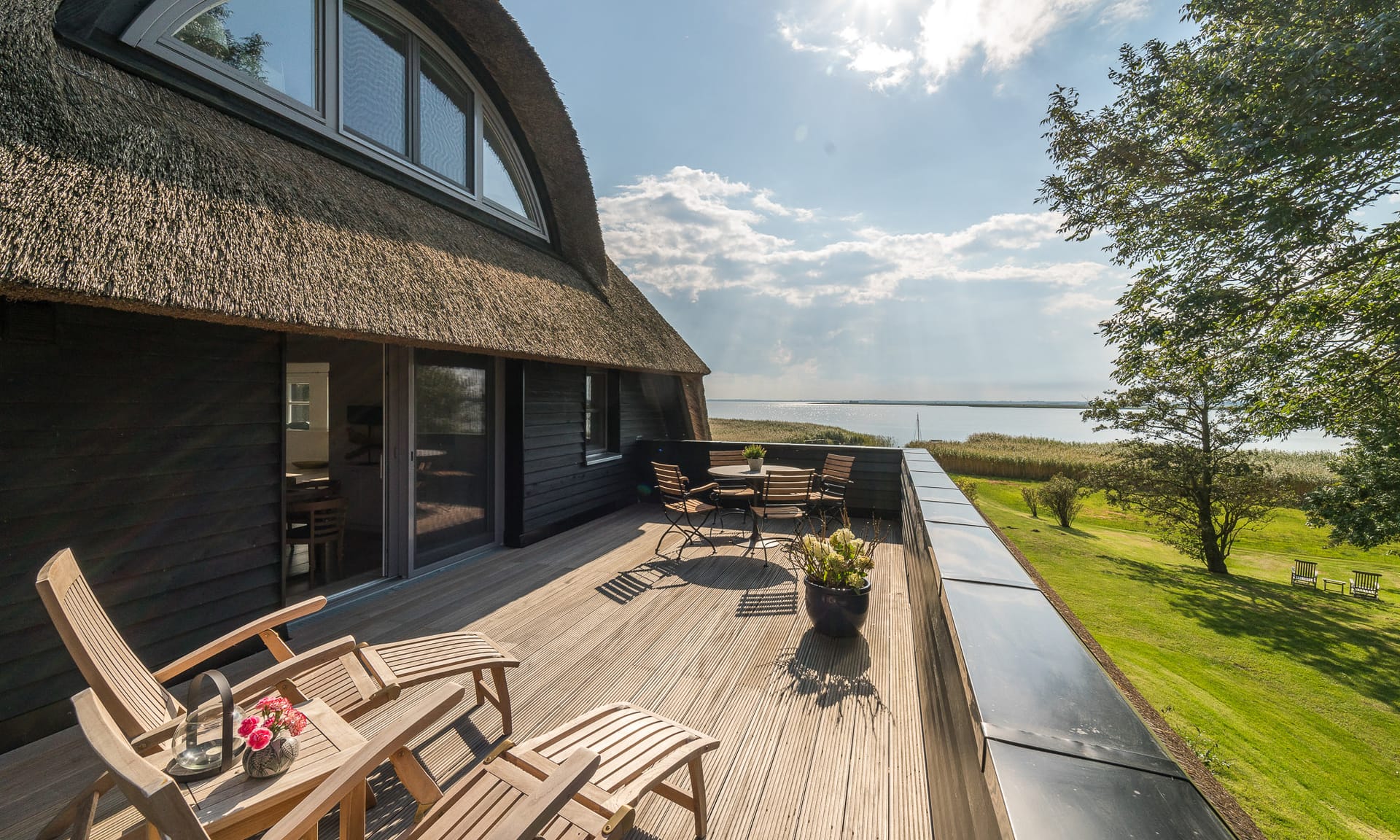 Dachterrasse mit Boddenblick am Reetdachhaus in Wustrow