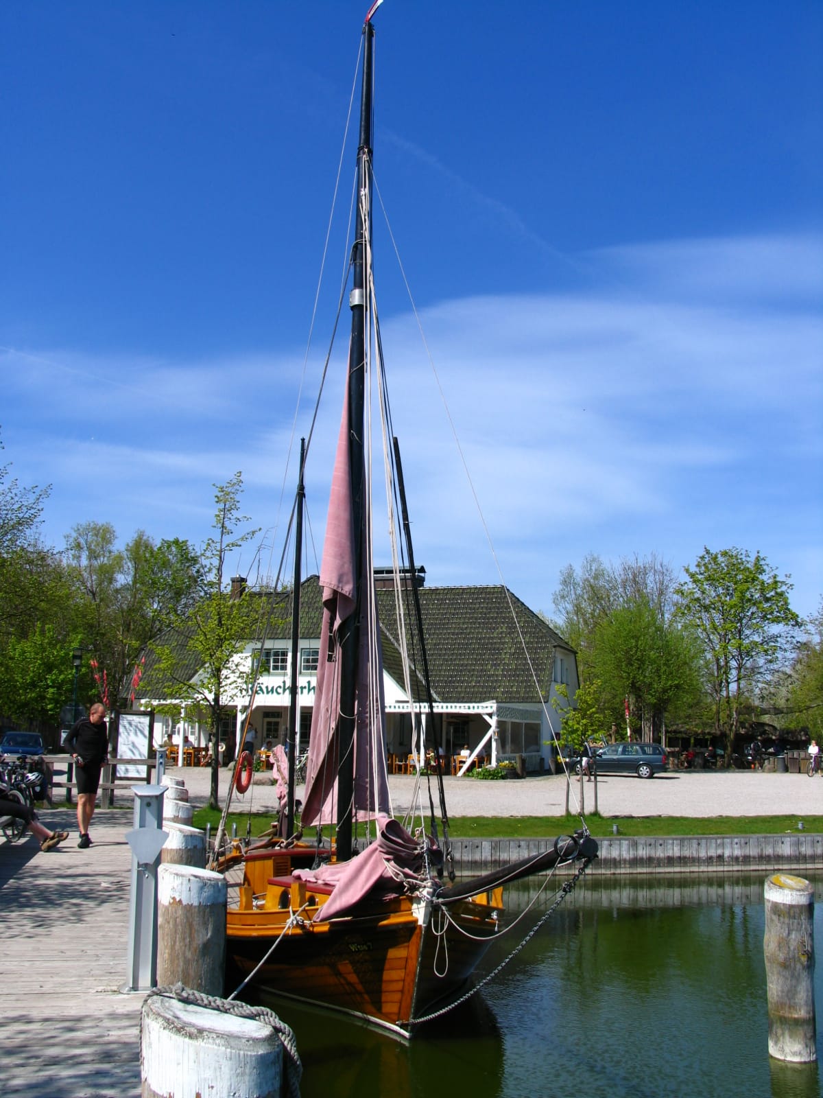 Restaurant Räucherhaus am Hafen, im Vordergrund eine Zeese