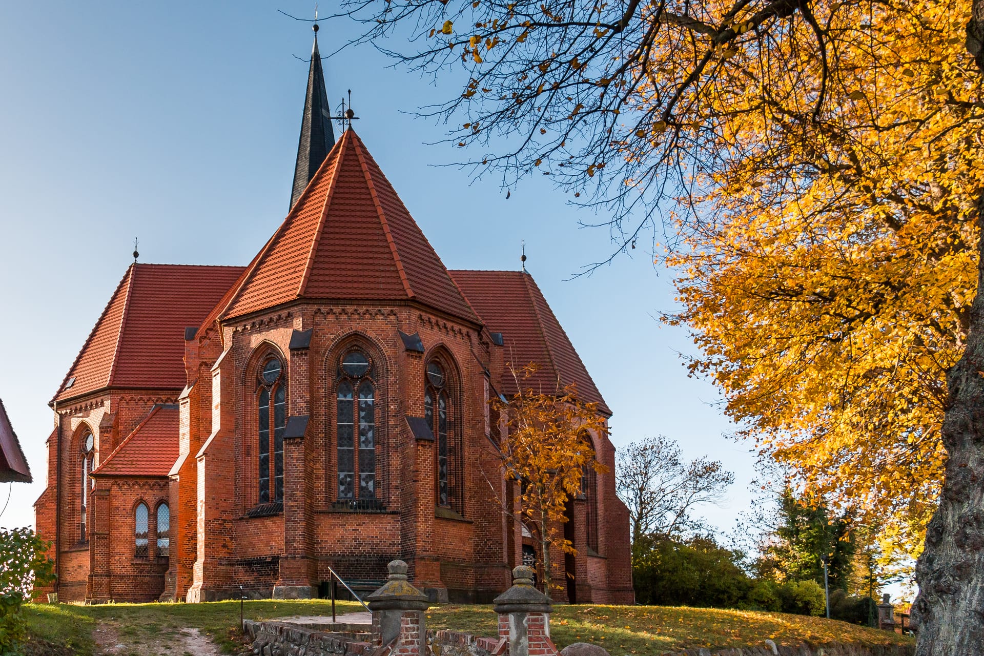 Backsteinkirche in Wustrow im Herbst auf dem Darß