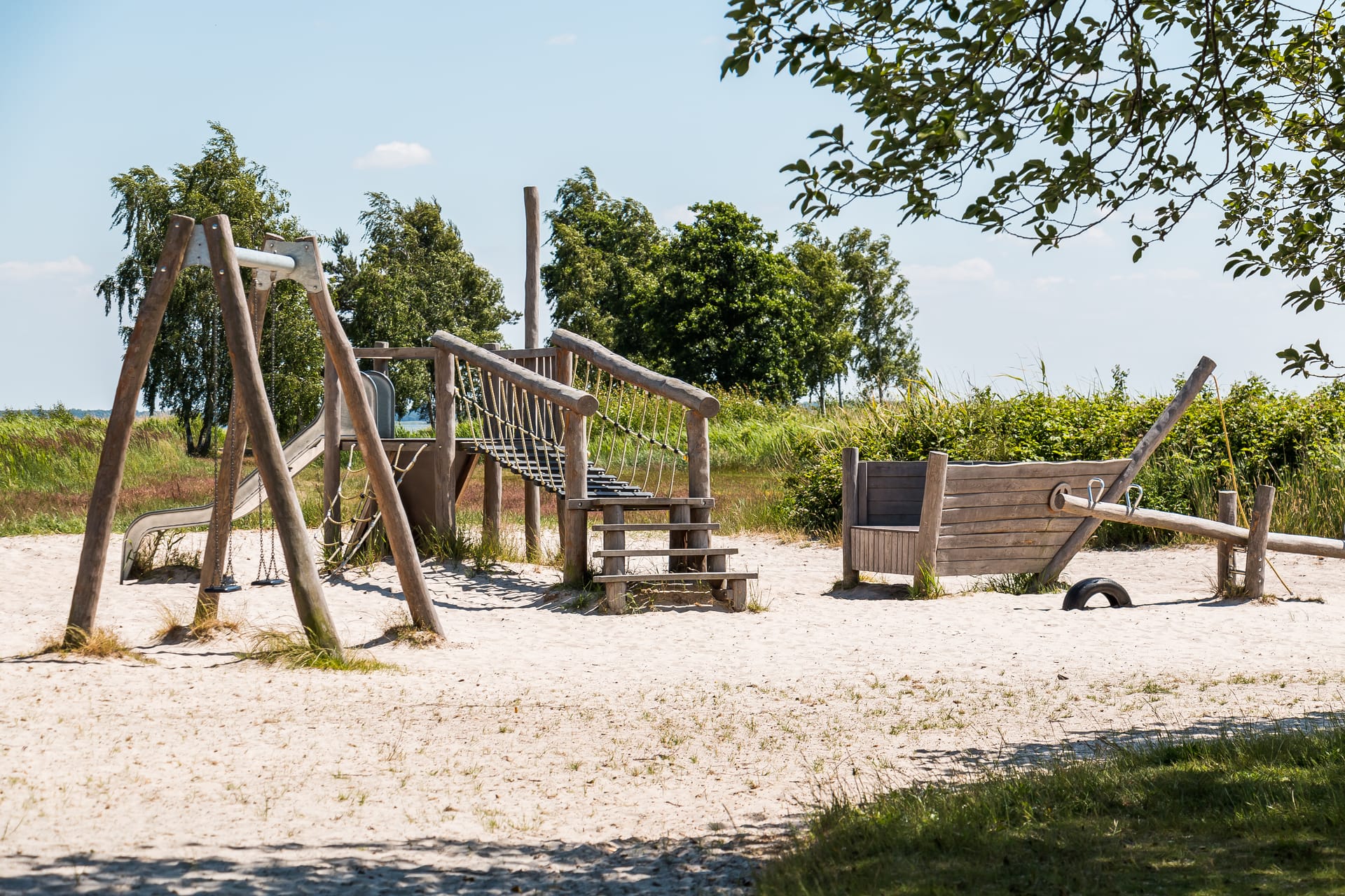 Naturnaher Abenteuerspielplatz aus Holz im Freilichtmuseum