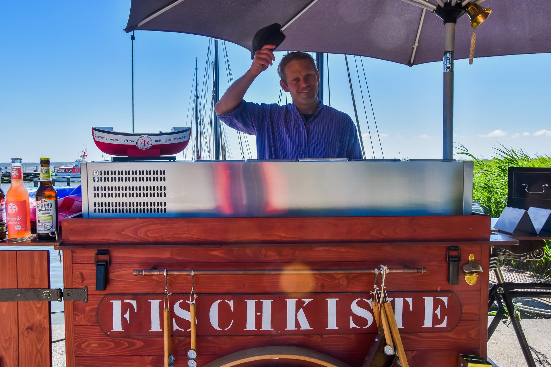 Tim Fischbrötchenverkauf am Wiecker Hafen