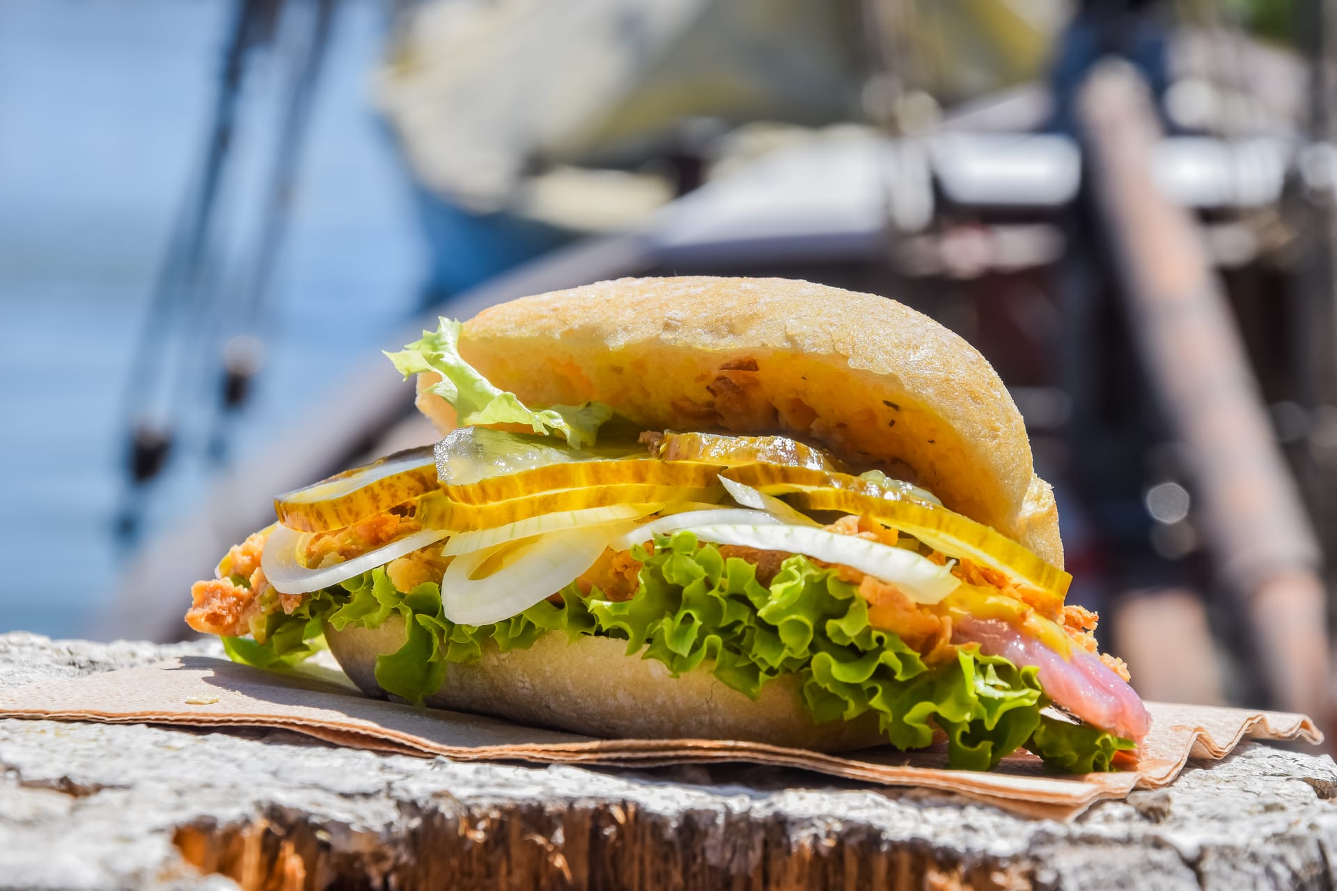 Belegtes Fischbrötchen mit Gurke und Zwiebeln