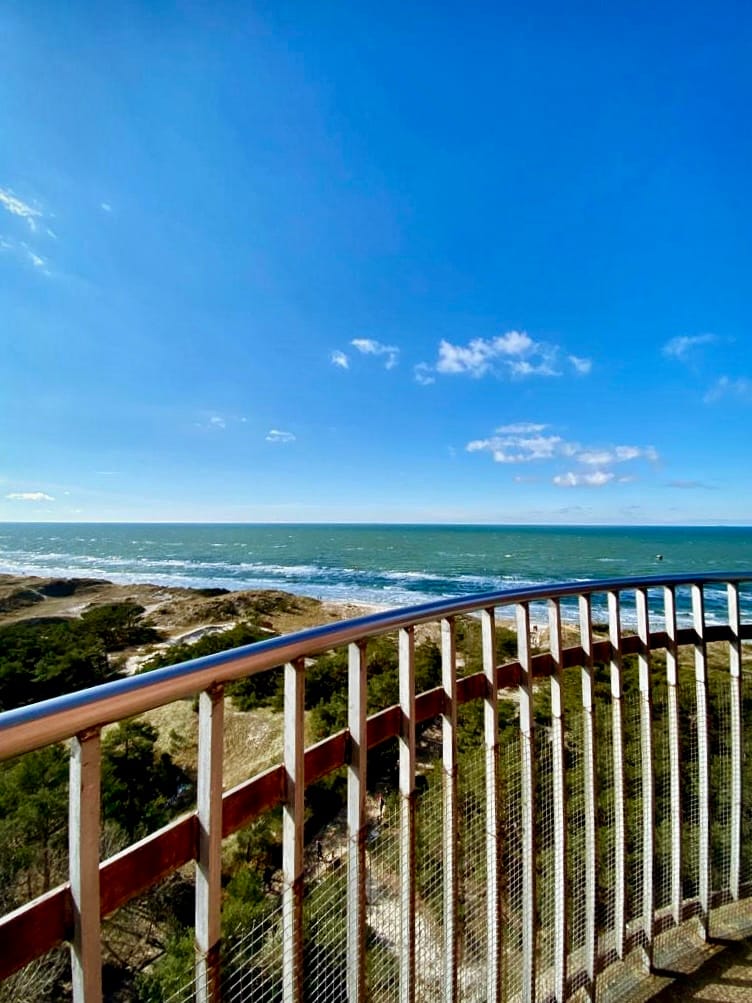 Aussichtsplattform mit Blick über Dünen und Ostsee