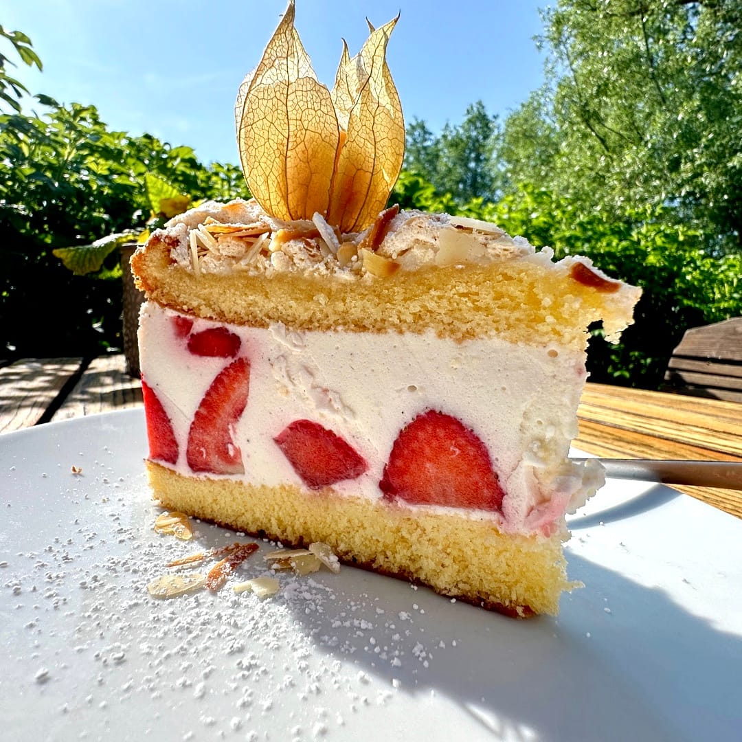 Erdbeertorte mit Sahne im Sonnenschein