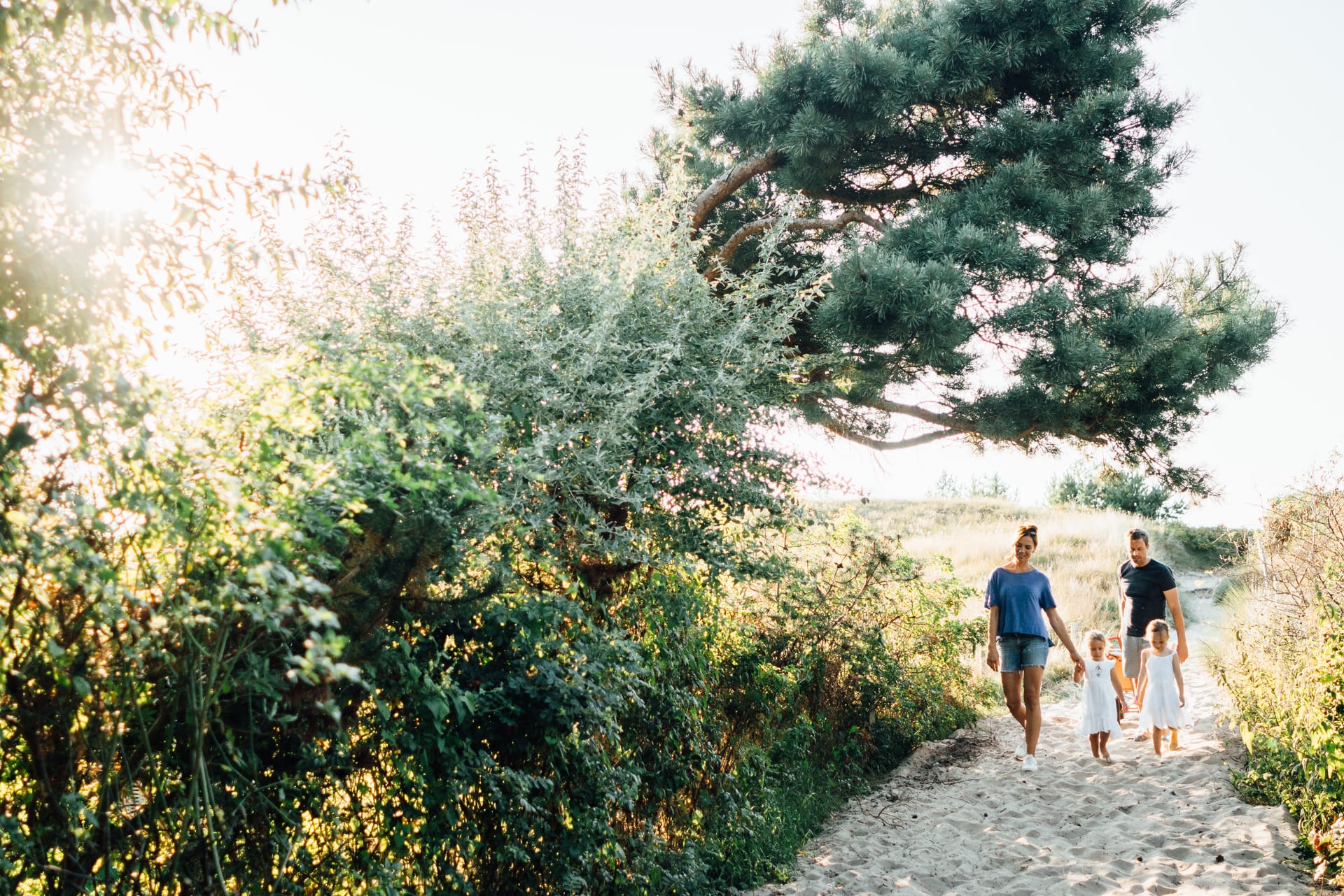 Familie spaziert durch Dünen im Ostseebad Dierhagen