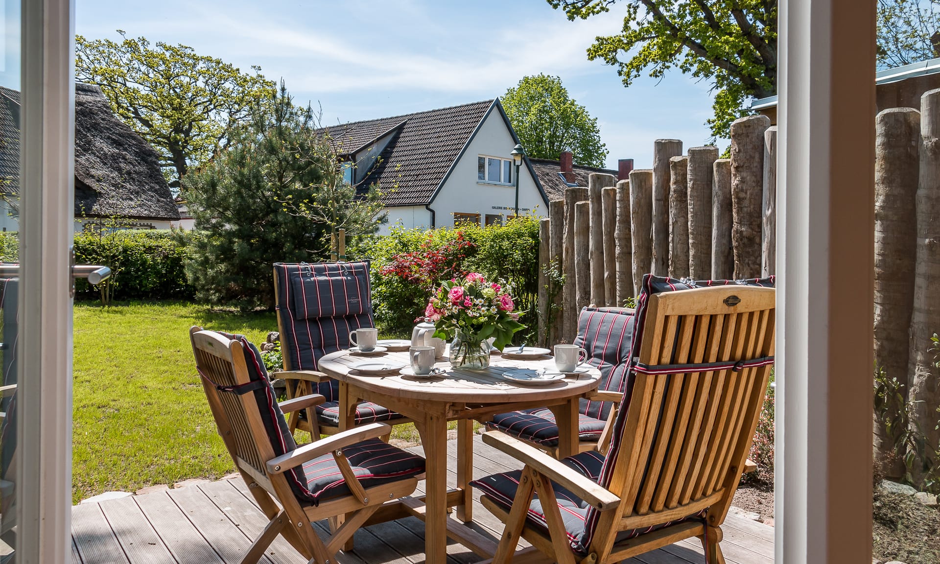 Sonnige Terrasse am Reetdachhaus in Born