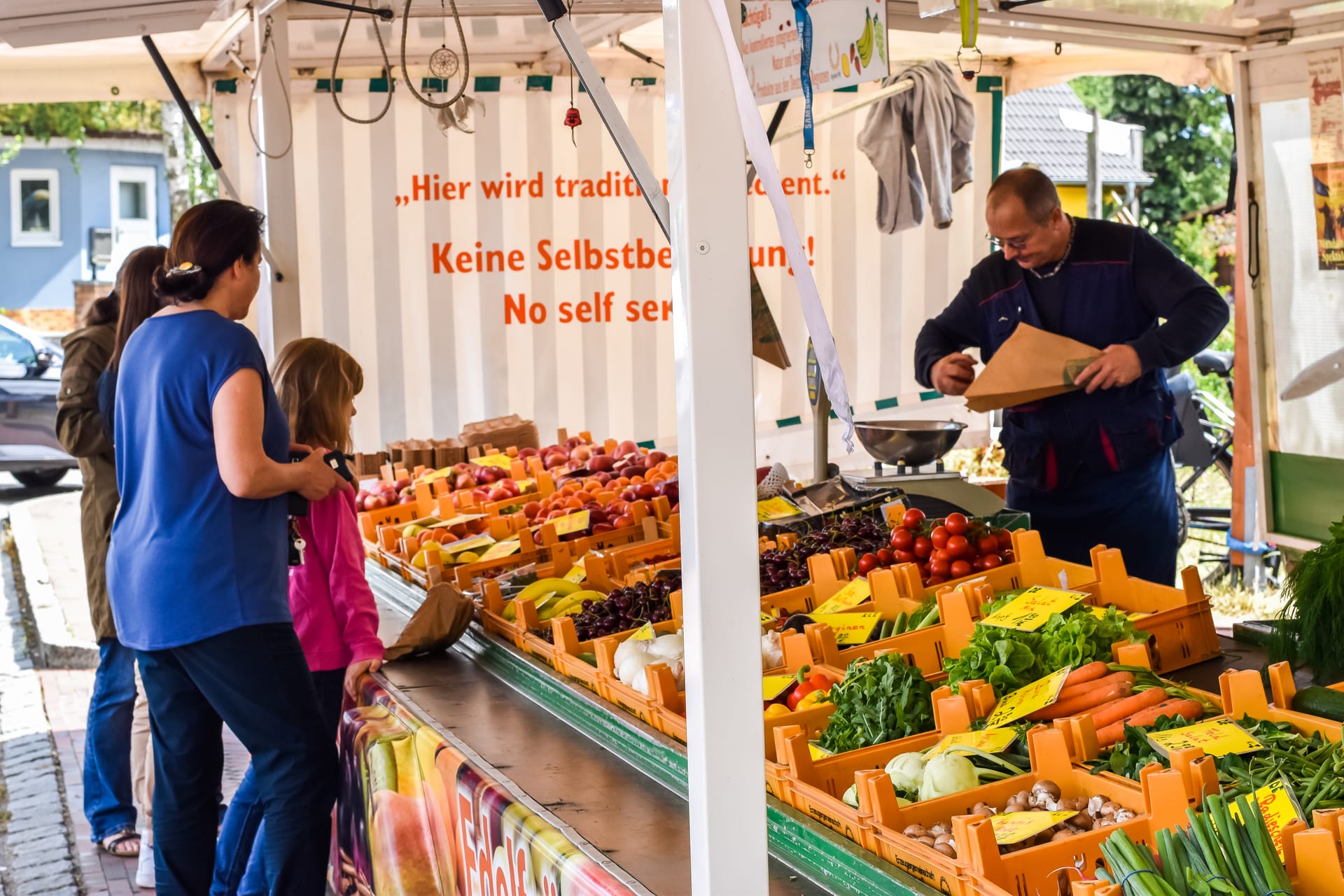 Wochenmarkt mit frischem Obst und Gemüse
