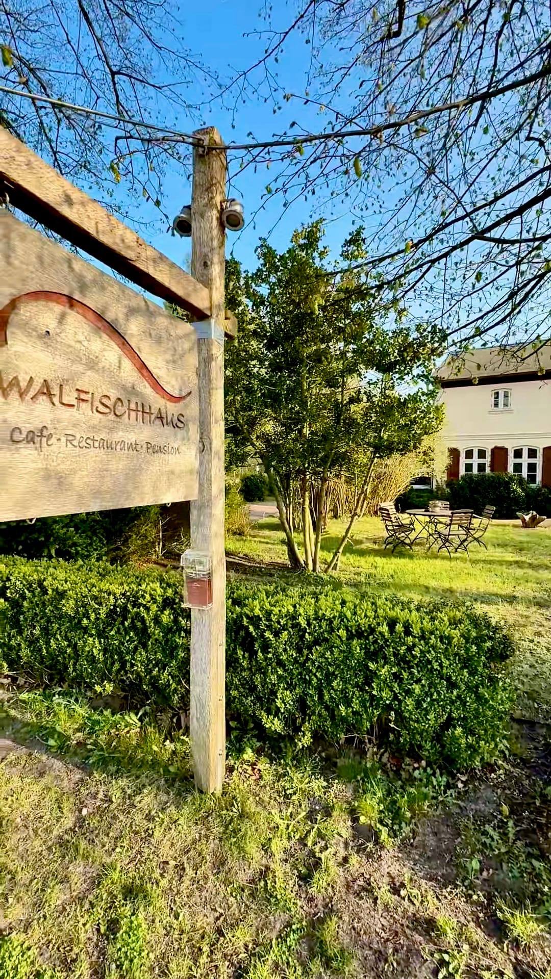 Schild Walfischhaus im Hintergrund das Restaurant