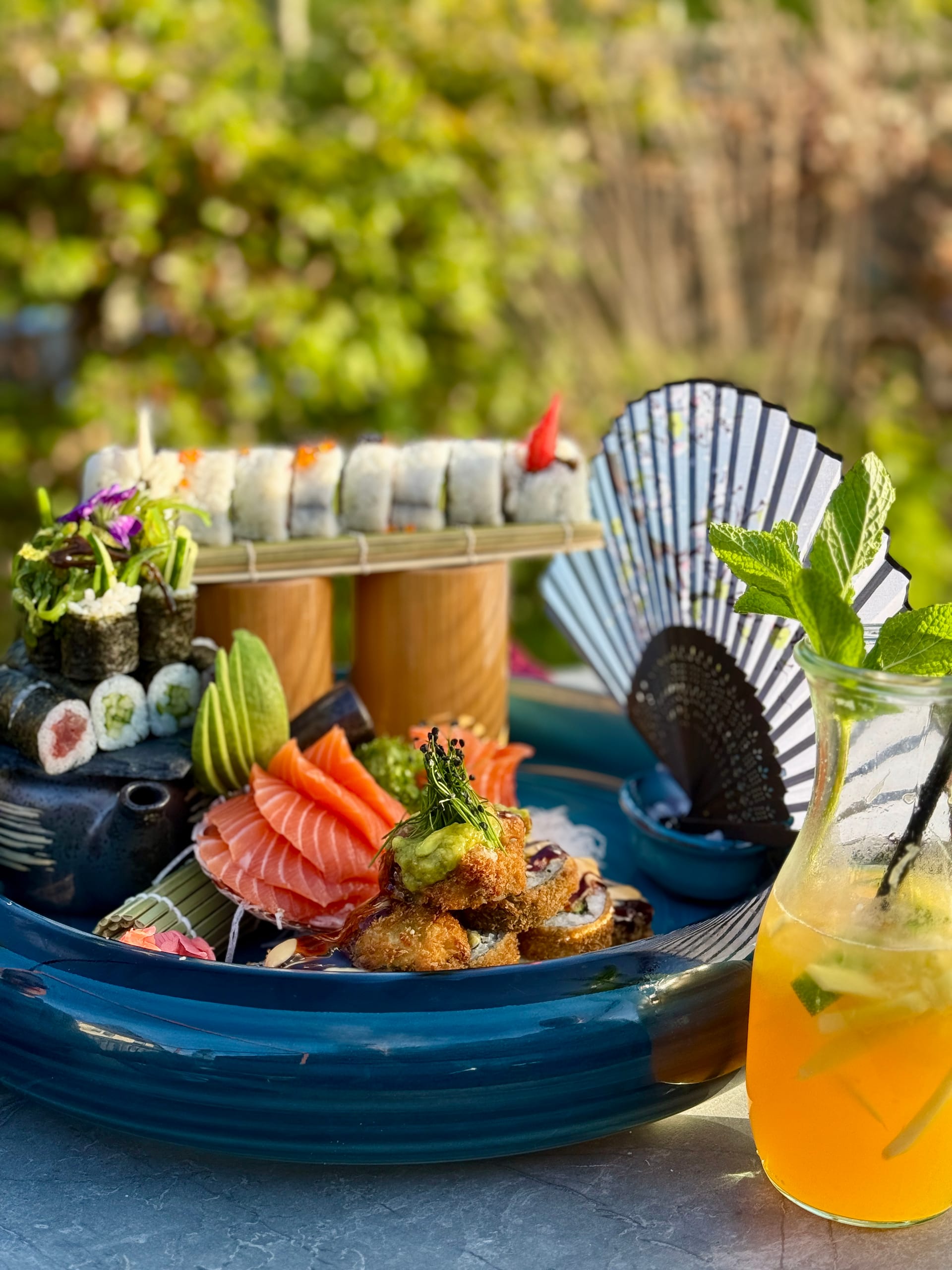 Sushi- und Lachsplatte mit frischer Minzlimonade