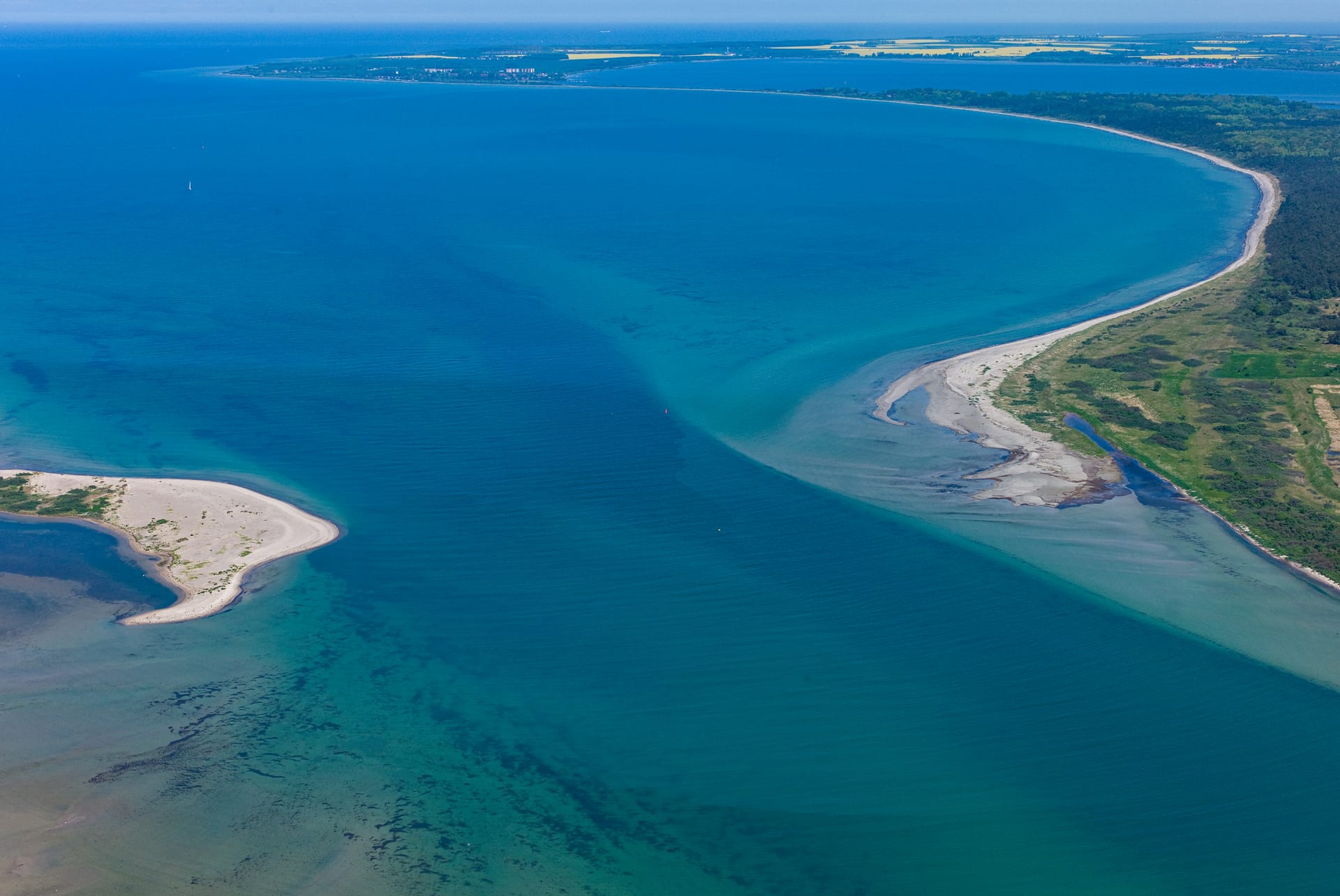 Blick aus der Luft über die Küste