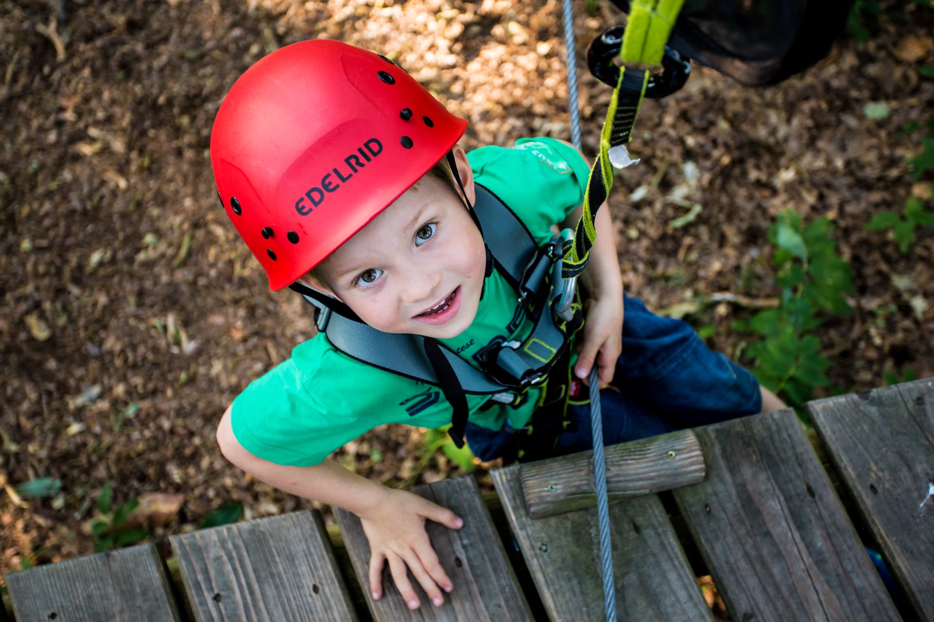 Kind im Kletterwald Darß beim Klettern im Parcours