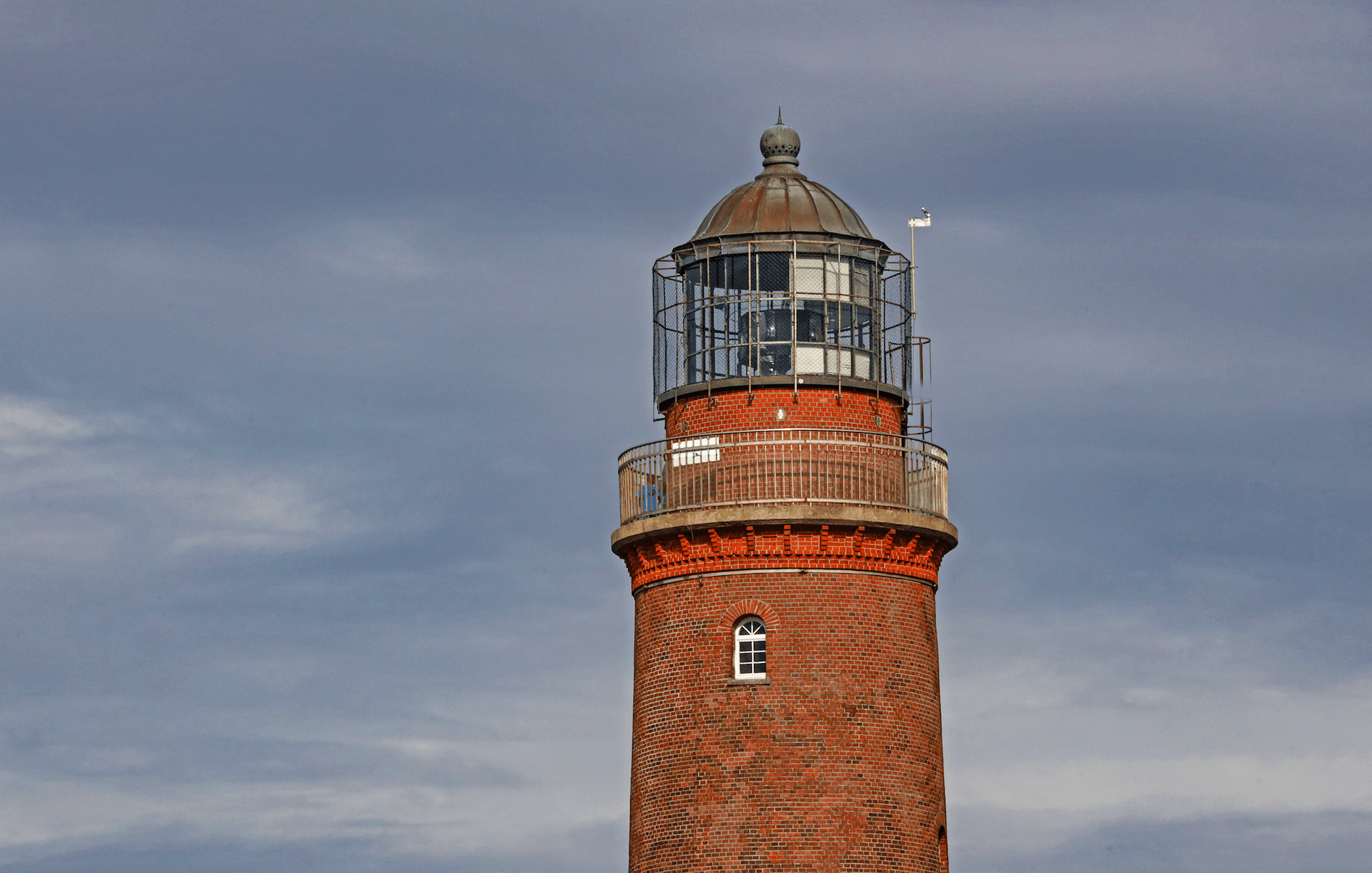 Leuchtturm Darßer Ort mit historischen Backsteingebäuden