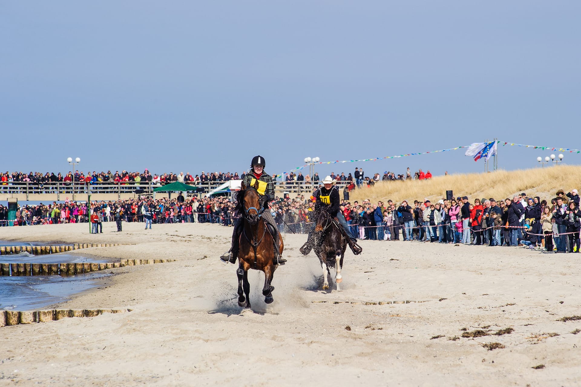 Wustrower Strandgalopp mit Reitern und Zuschauern