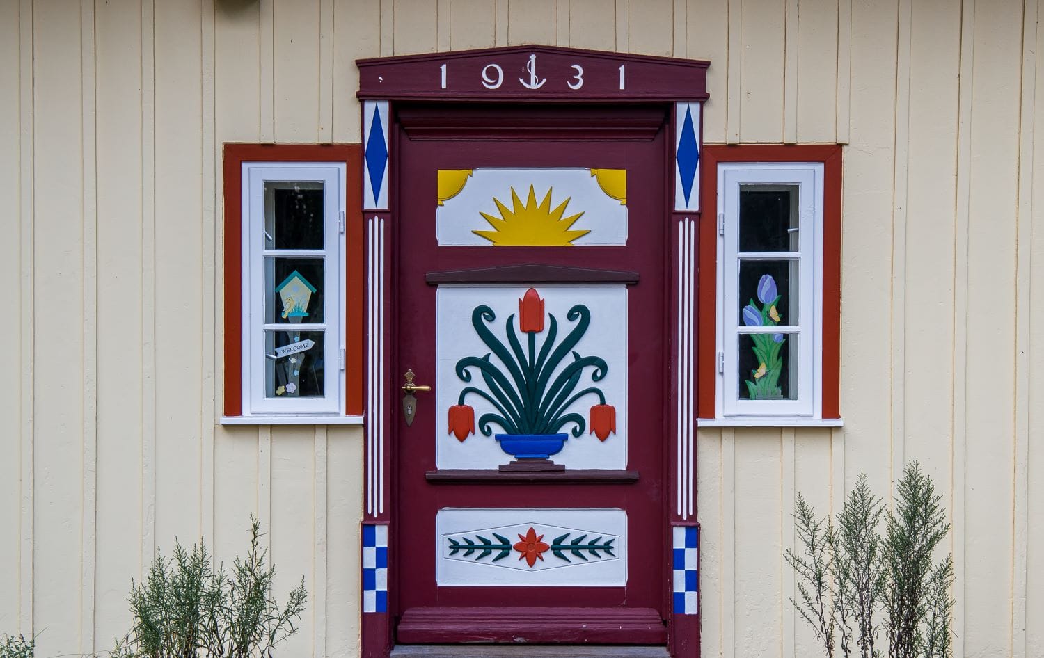 Historische Darßer Haustür mit farbigem Schmuck und Jahreszahl 1931