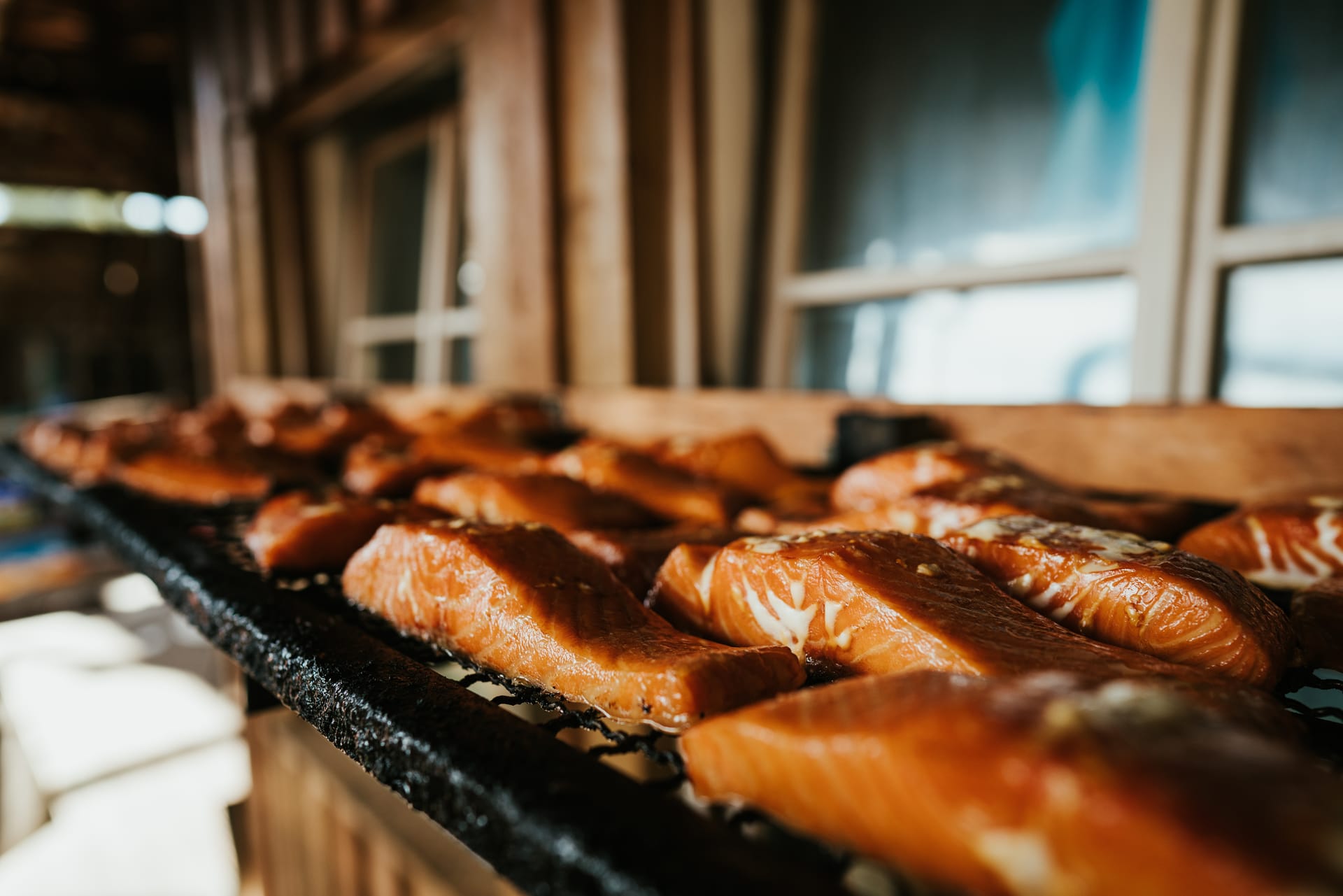 Frisch geräucherte Lachsfilets im Ofen