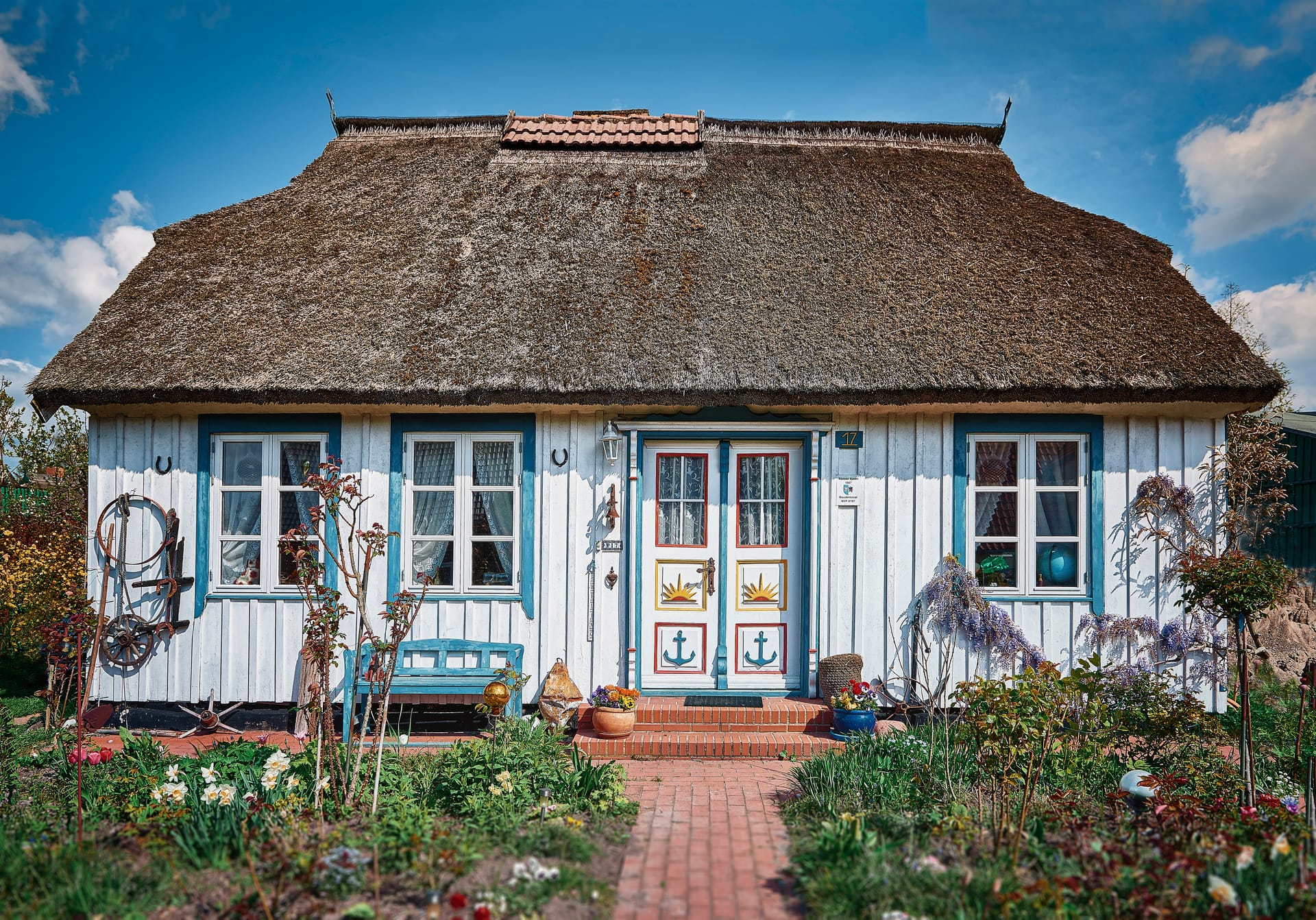 Traditionelles Reetdachhaus mit Darßer Tür und Garten