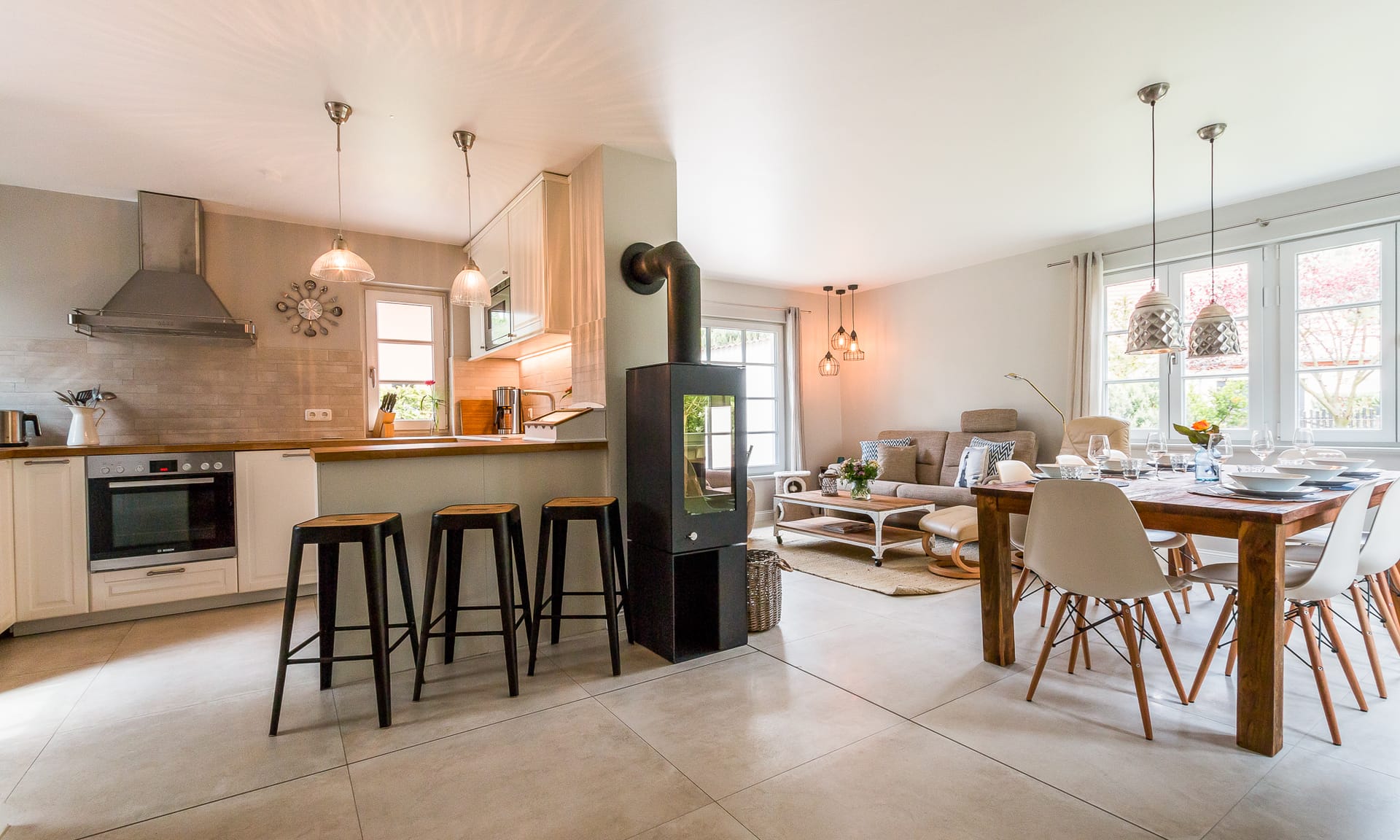 Offene Küche mit Esstisch und Kamin im Wohnbereich