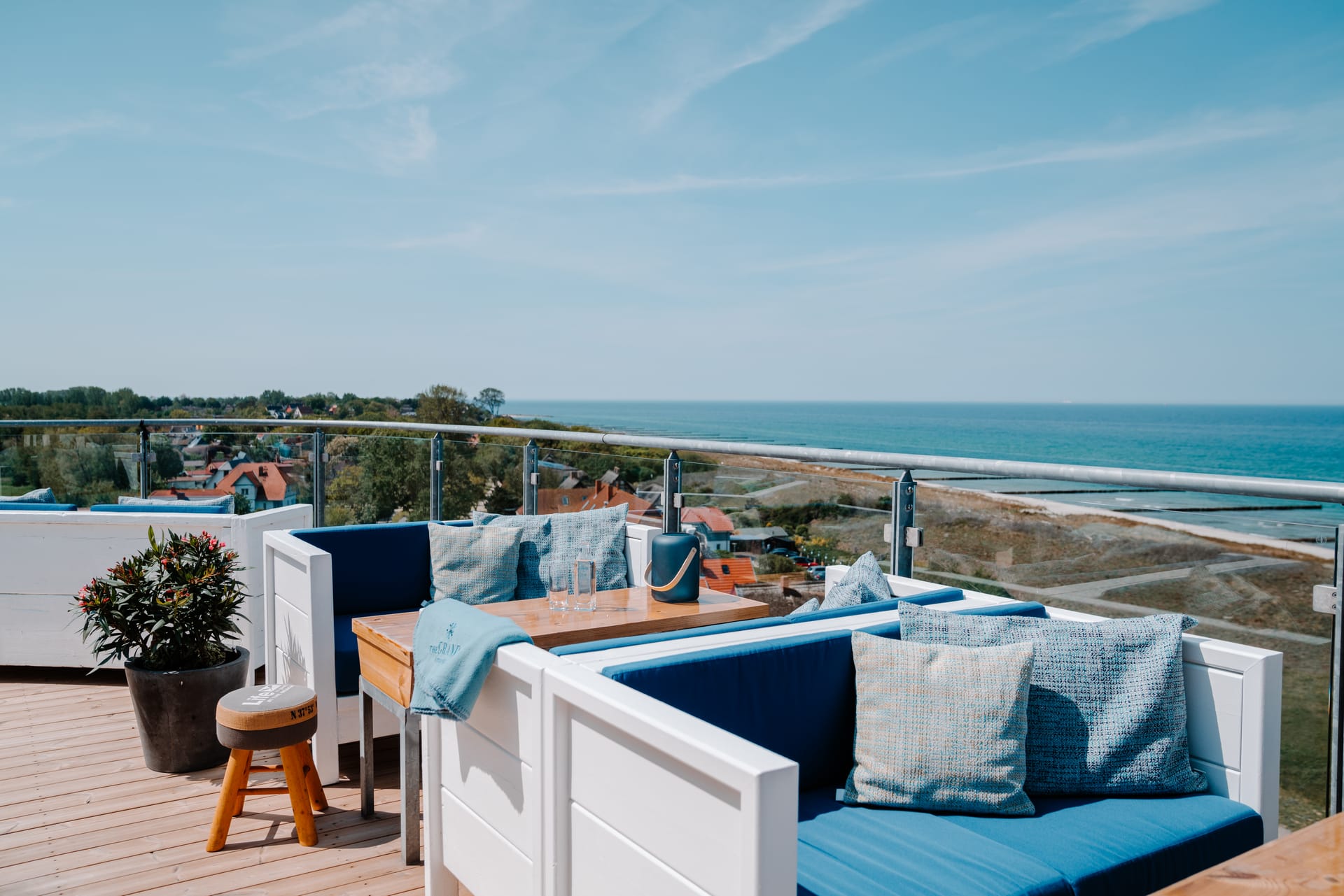 Dachterrasse mit Meerblick und gemütlichen Sitzplätzen
