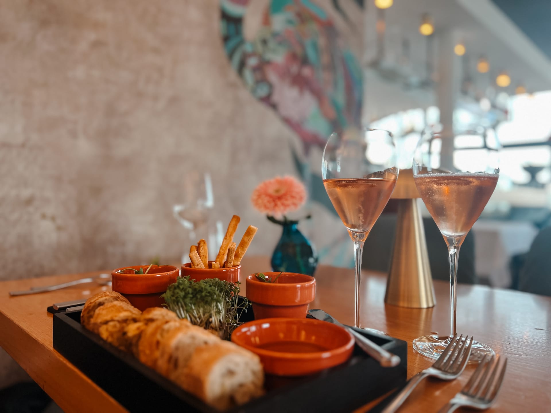 Aperitif mit Tapas und Rosé im stilvollen Ambiente