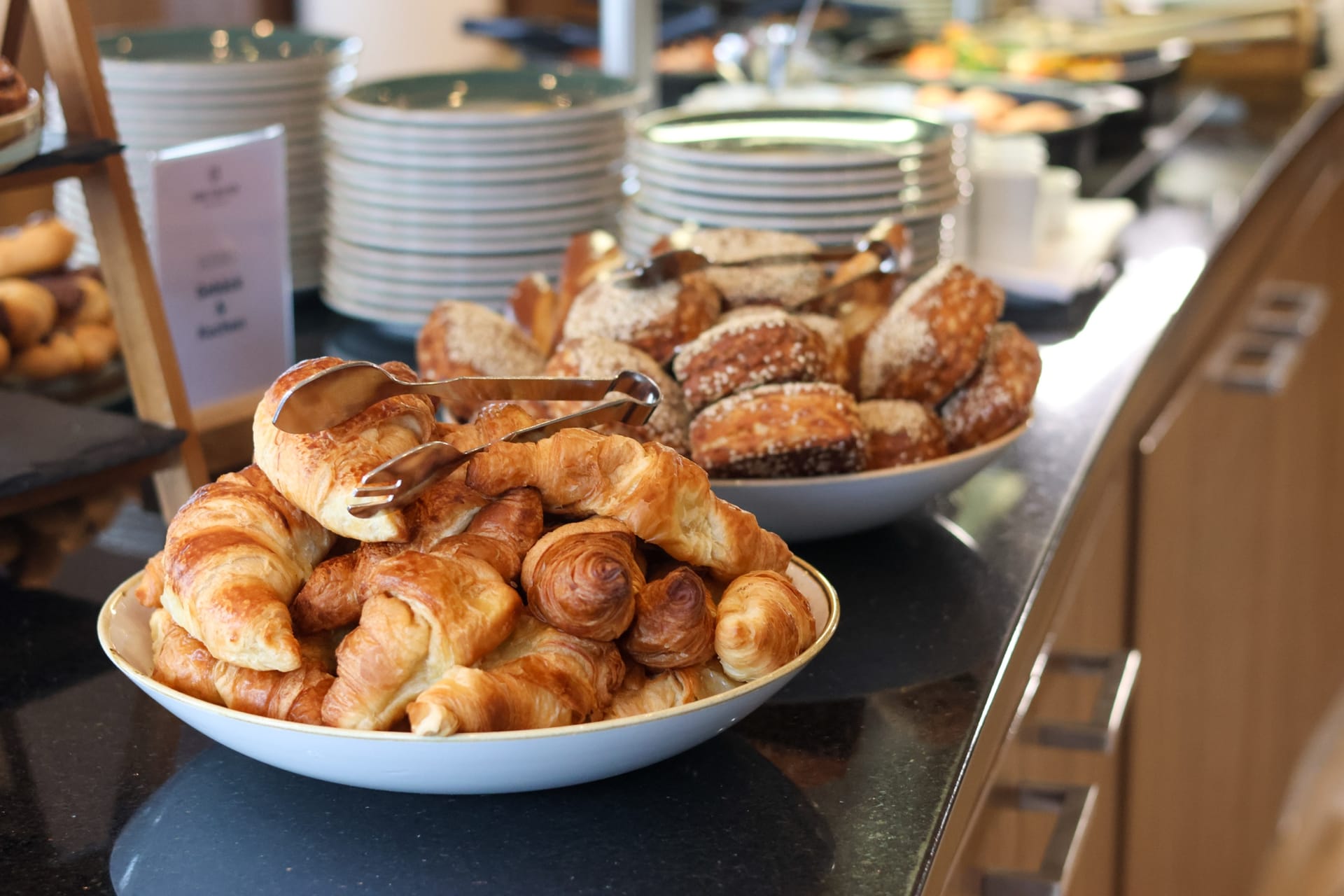 Croissants und Brötchen am Frühstücksbuffet