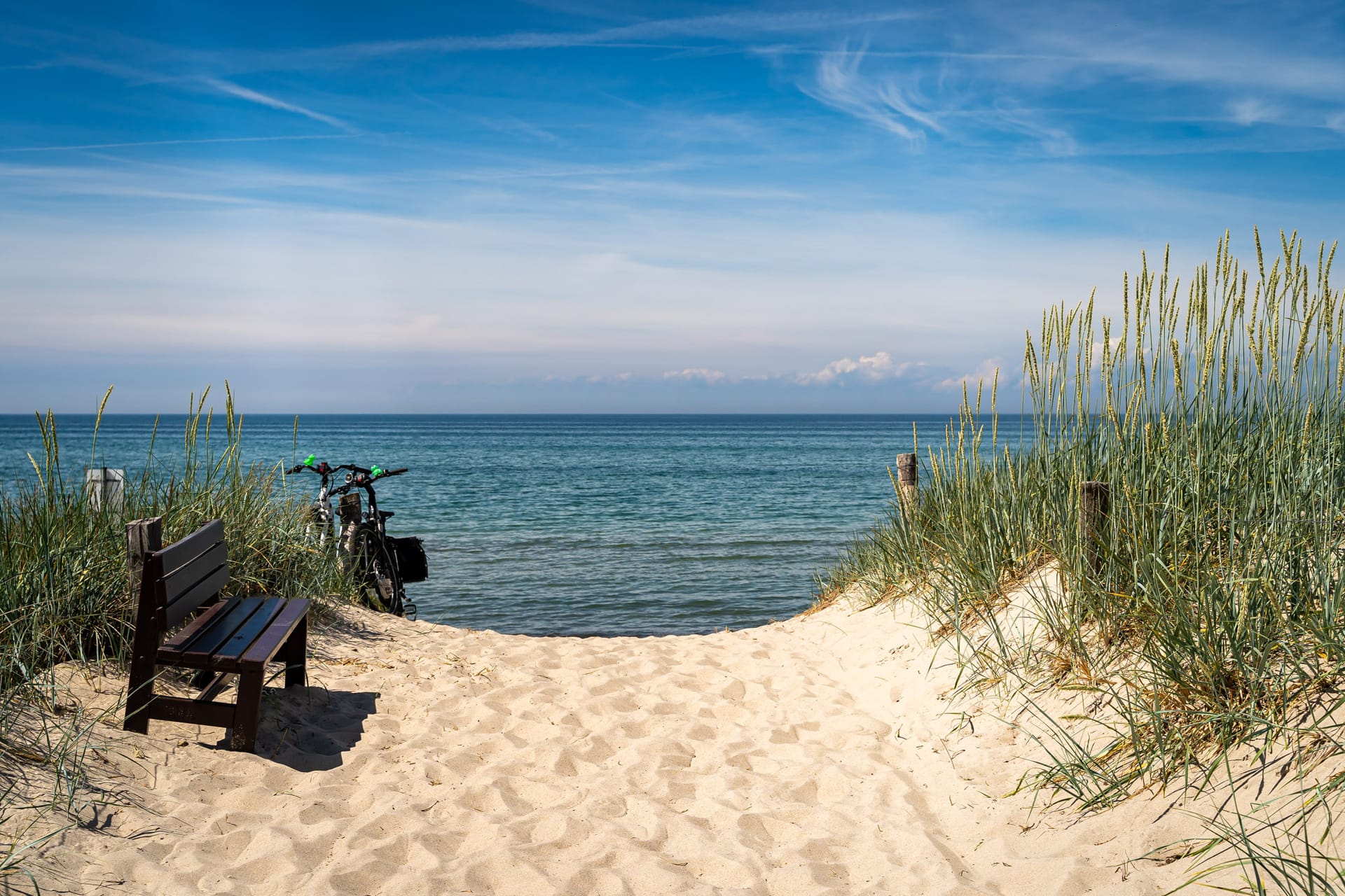 Strandaufgang zur Ostsee mit Bank und Fahrrad