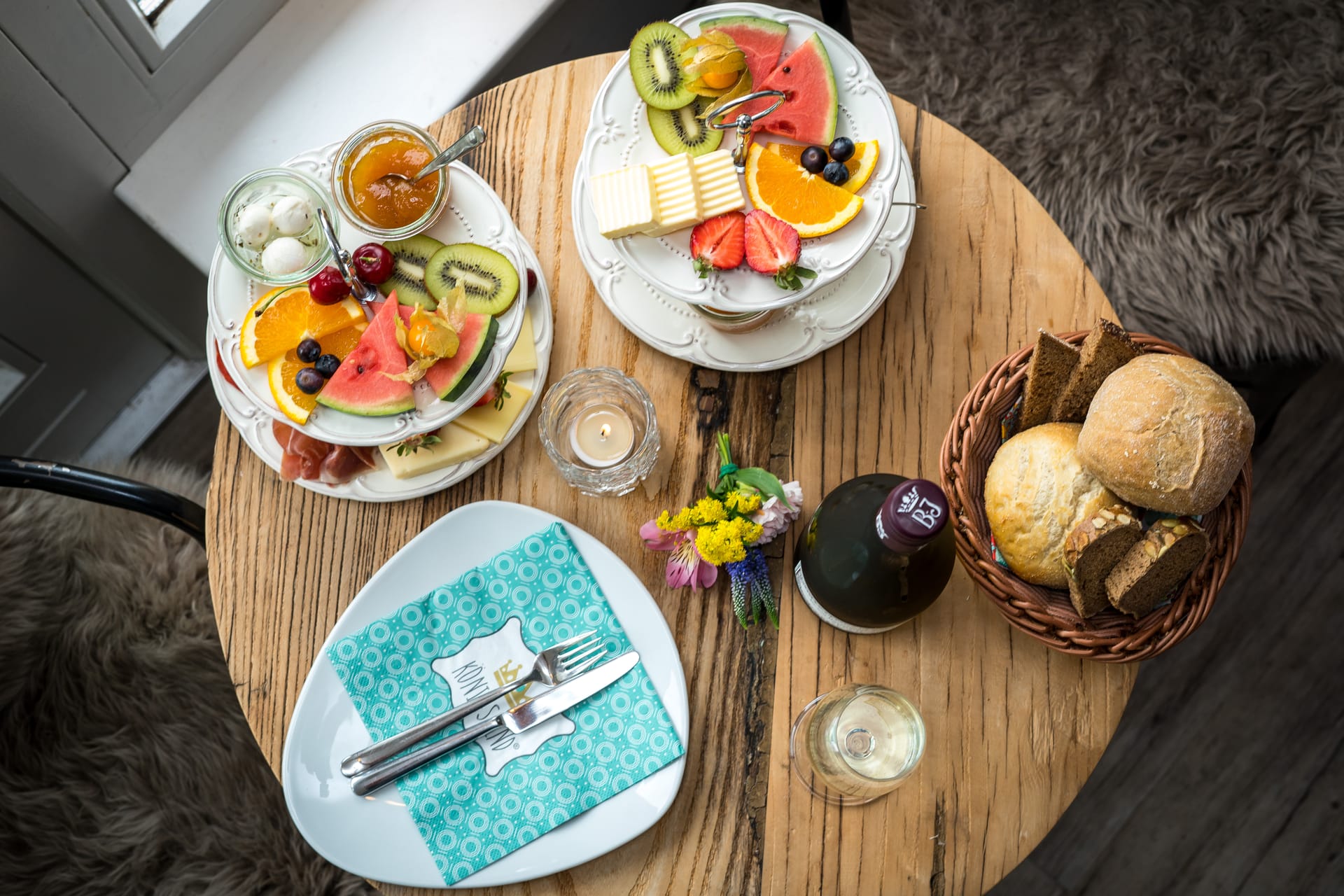 Frühstücksetagere mit Obst, Käse und frischem Brot